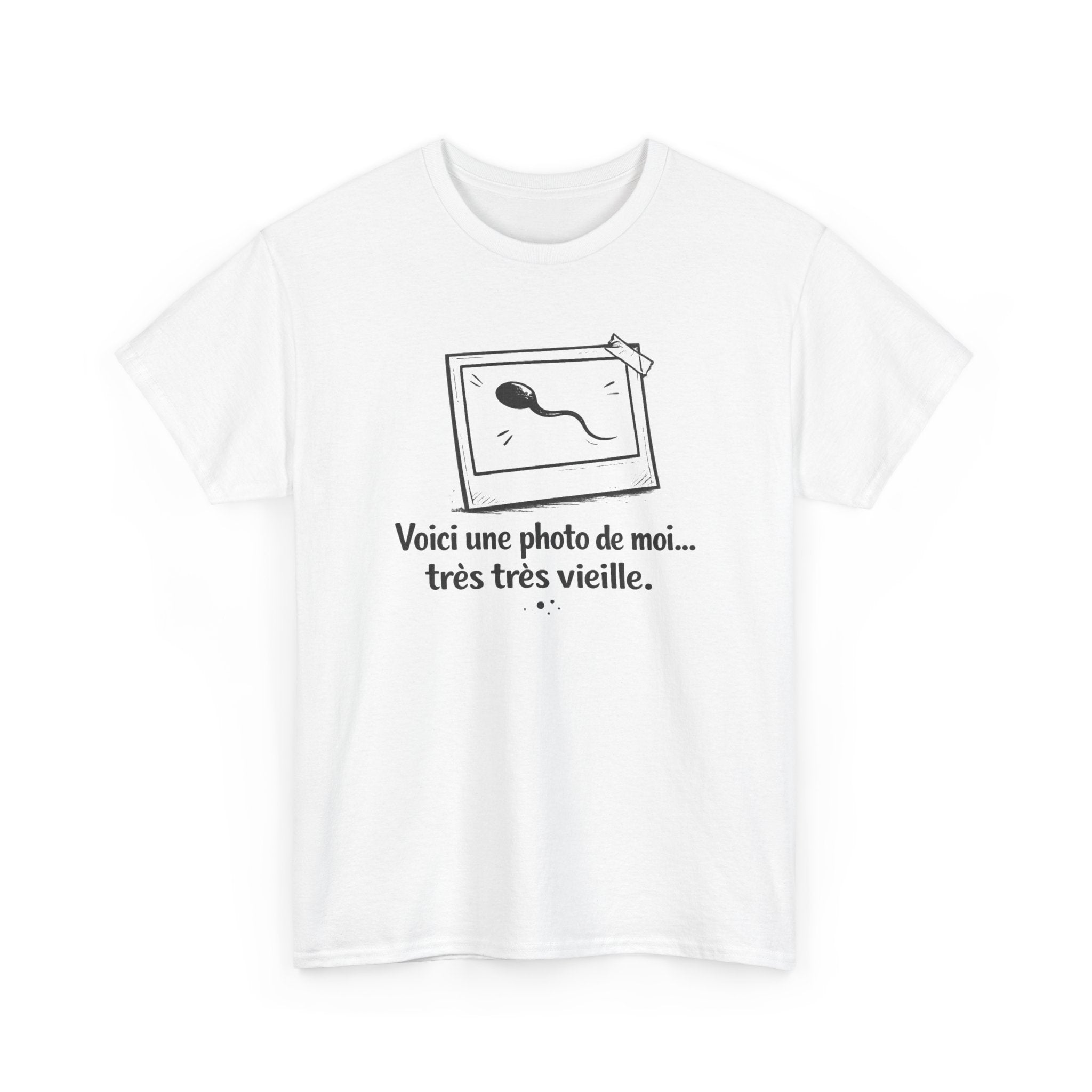 Tee Shirt Humour Voici une photo de moi très très vieille – Blague naissance – Cadeau drôle Blanc Gris Noir