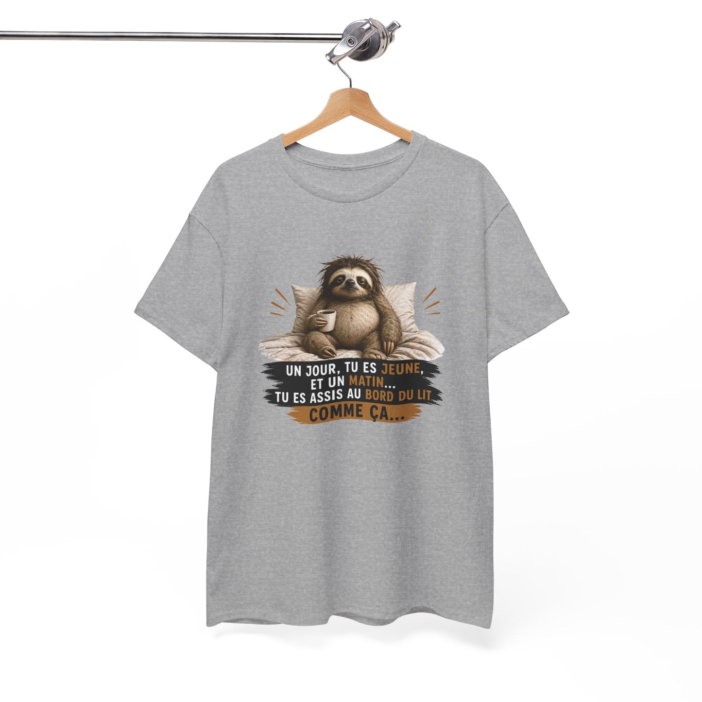 T-Shirt Humour Vieillesse Un Jour Tu Es Jeune Et Un Matin Tu Es Assis Comme Ça – Tee Shirt Paresseux Fatigue Réveil Matin Cadeau Homme Femme
