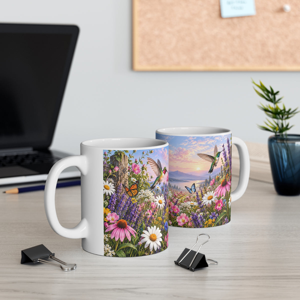 Mug Colibris et Papillons dans un Jardin Fleuri – Tasse Paysage Printanier avec Lavande, Marguerites et Montagnes – Cadeau Original Nature