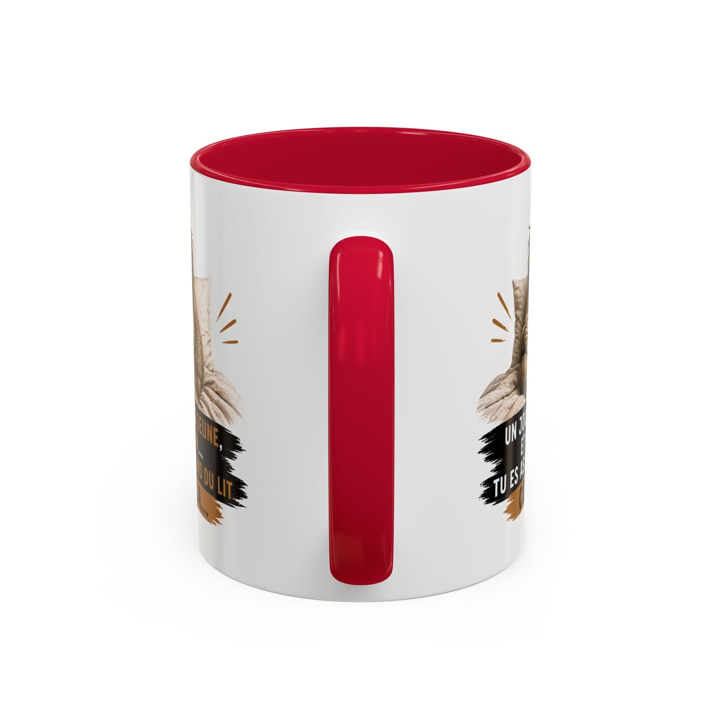 Mug Humour Paresseux Fatigué – Un Jour Tu Es Jeune Et Un Matin Tu Es Assis Au Bord Du Lit Comme Ça – Tasse Café Drôle – Cadeau Humour Adulte – Céramique 325ml Noir Bleu Rouge