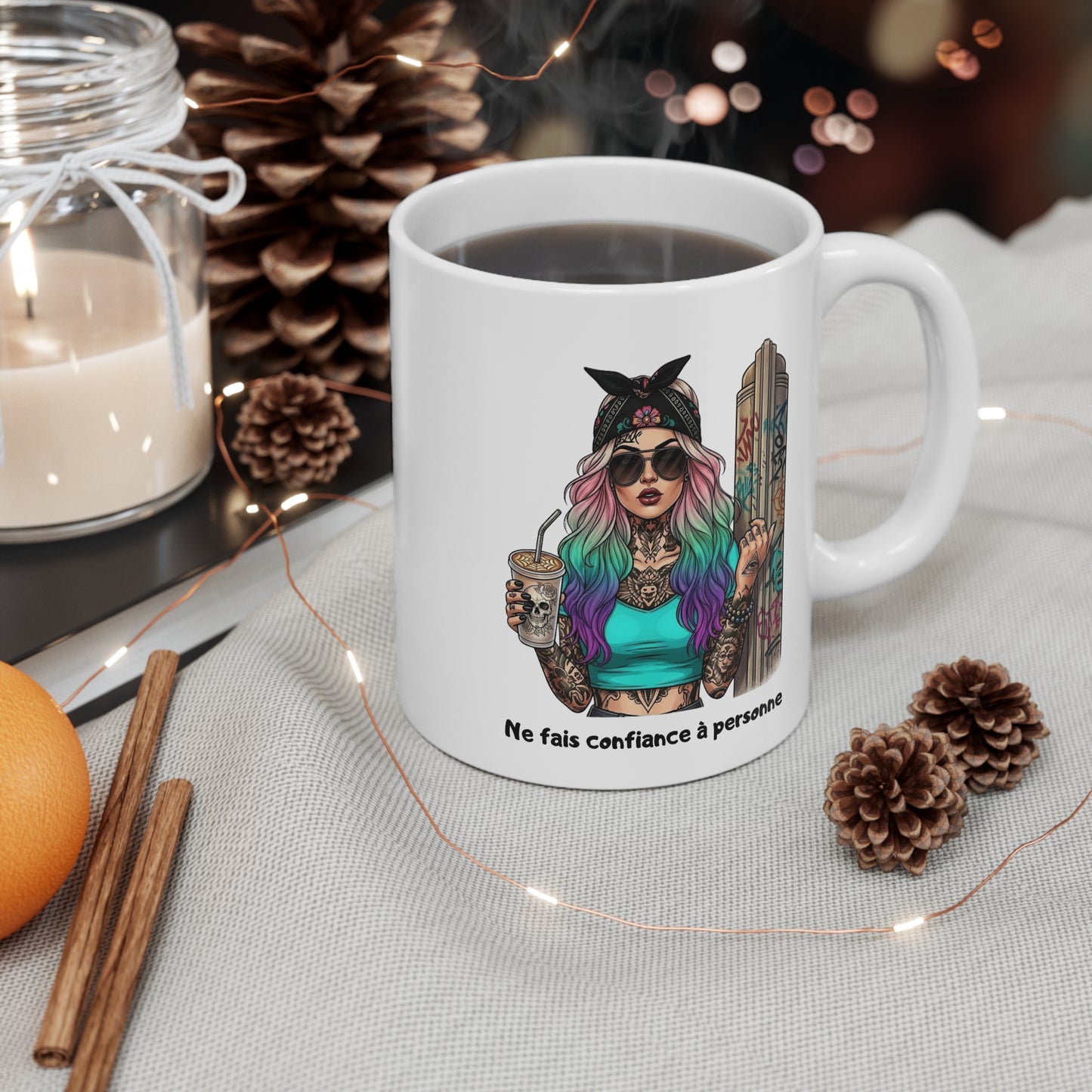 Mug Femme Tattoo Style Urbain – Tasse Illustration Street Art Femme Cheveux Colorés – Cadeau Original Femme