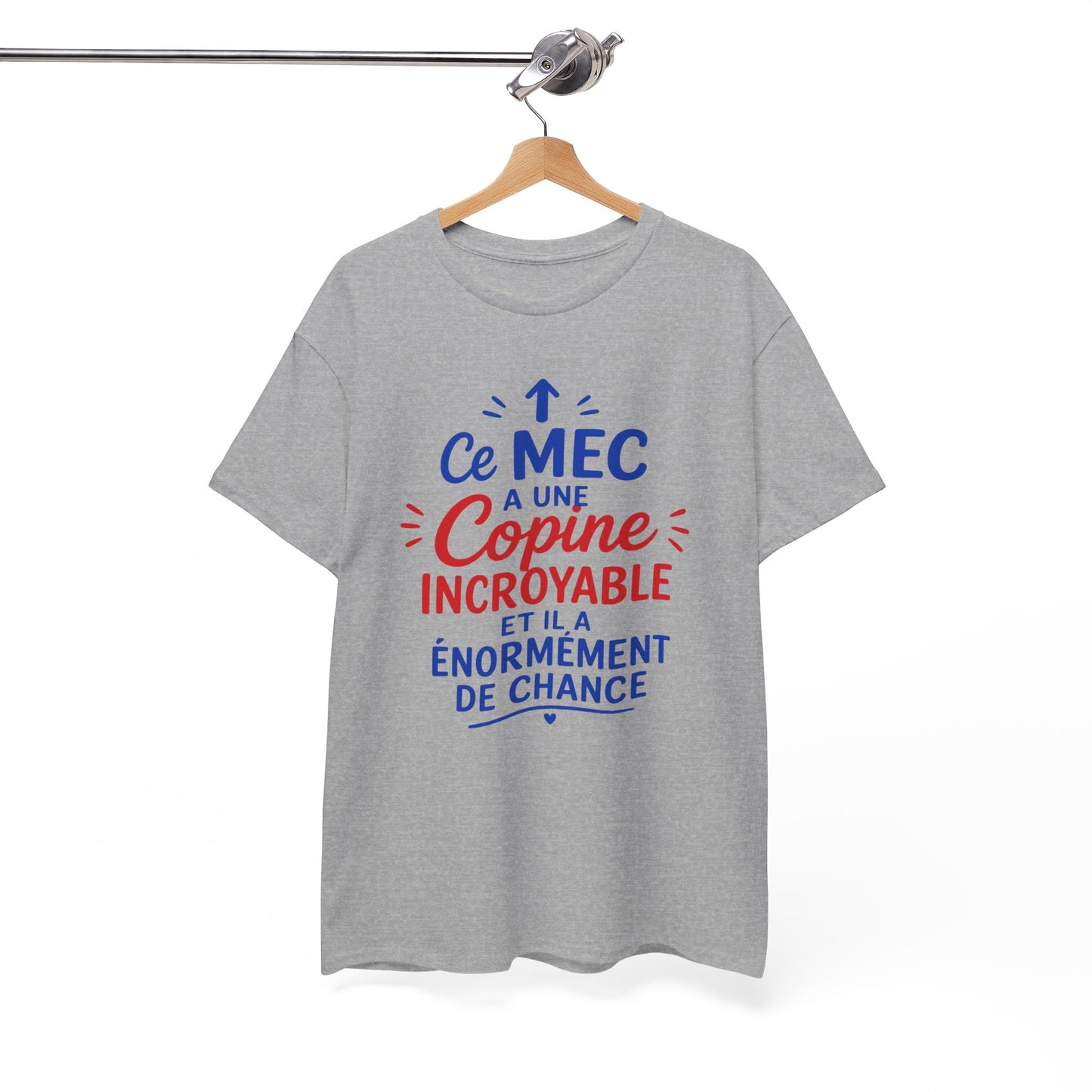 Tee-Shirt Humour Couple Homme – Ce Mec A Une Copine Incroyable  – Cadeau Petit Ami Homme Adulte