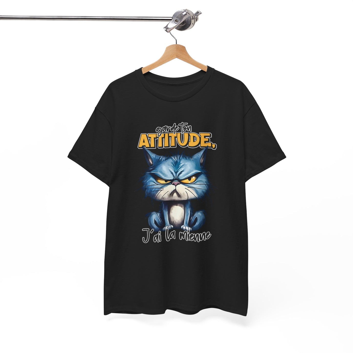 Tee Shirt Garde Ton Attitude J’Ai La Mienne – T-Shirt Chat Humour Drôle – Cadeau Homme Femme Amateur de Chats
