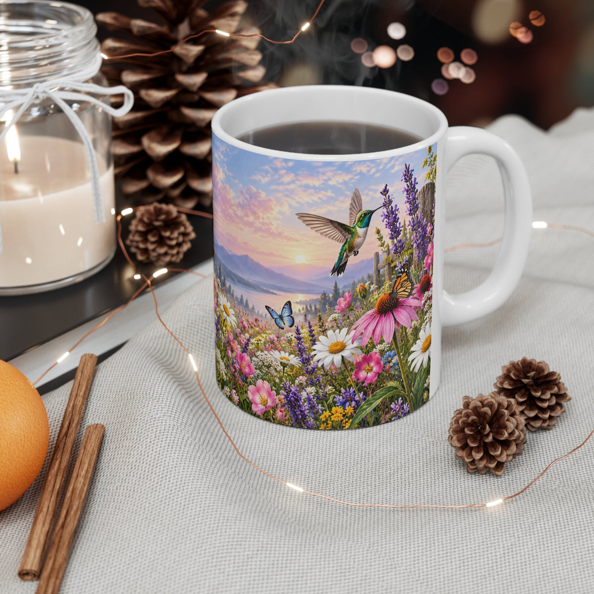 Mug Colibris et Papillons dans un Jardin Fleuri – Tasse Paysage Printanier avec Lavande, Marguerites et Montagnes – Cadeau Original Nature