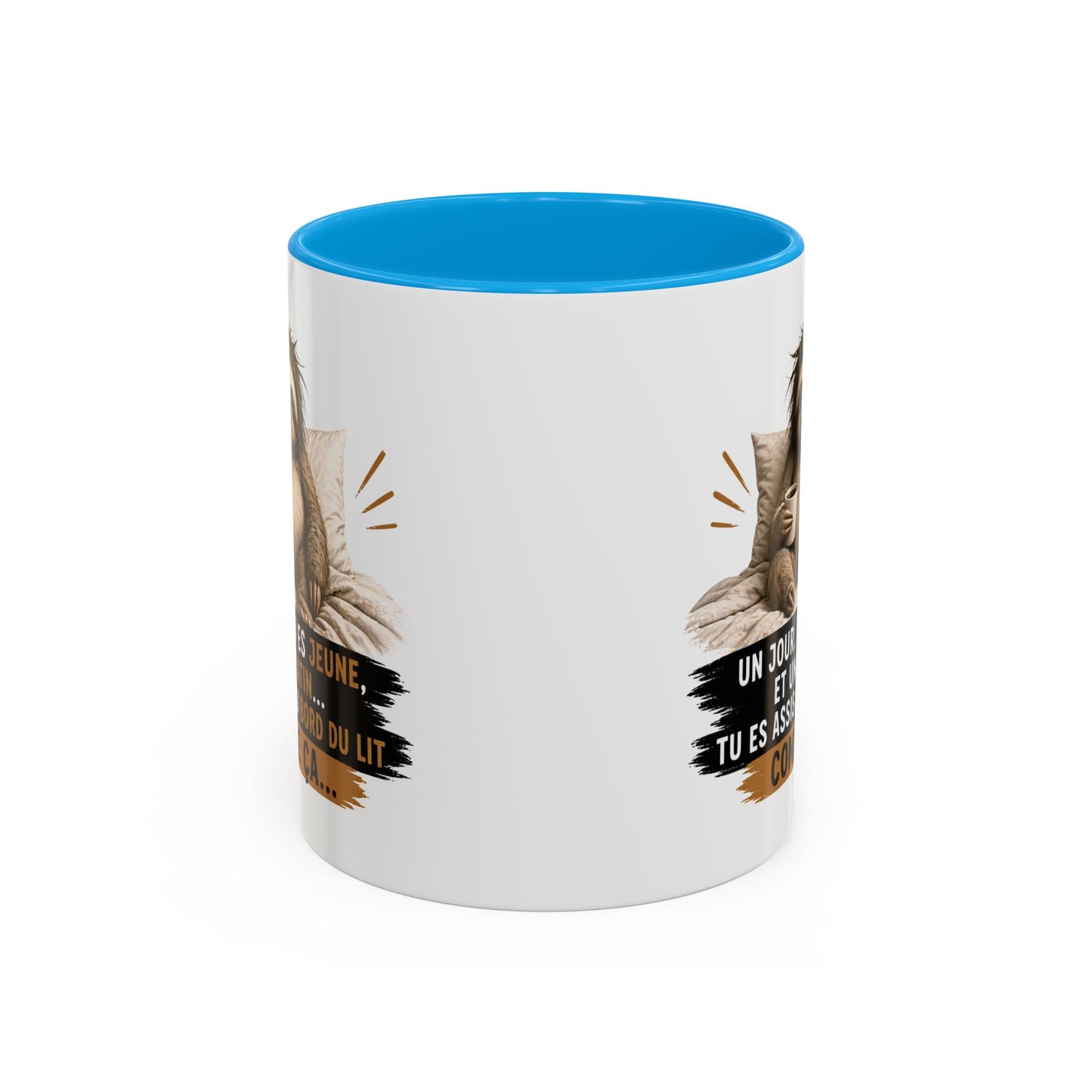 Mug Humour Paresseux Fatigué – Un Jour Tu Es Jeune Et Un Matin Tu Es Assis Au Bord Du Lit Comme Ça – Tasse Café Drôle – Cadeau Humour Adulte – Céramique 325ml Noir Bleu Rouge