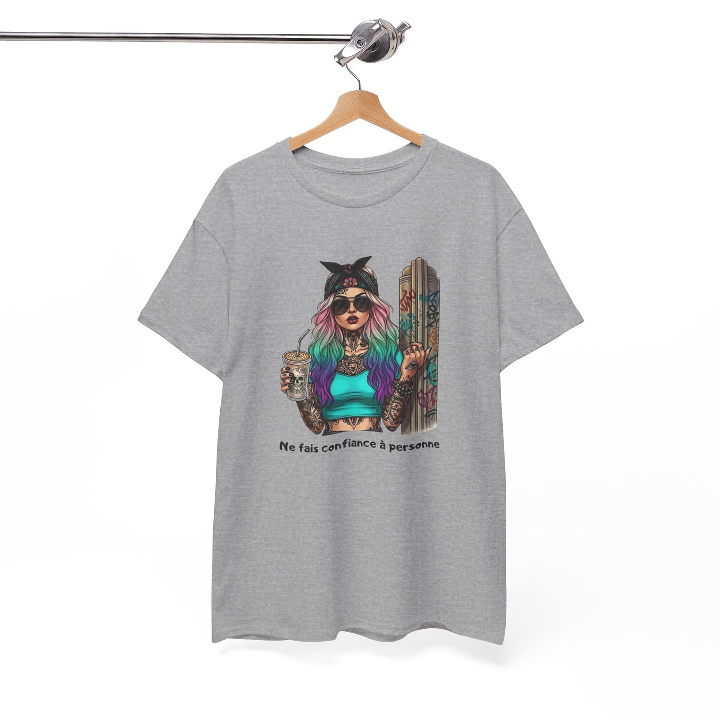 T-Shirt Femme Rebelle Tattoo – Ne Fais Confiance à Personne – Style Street Art Girl Colorée