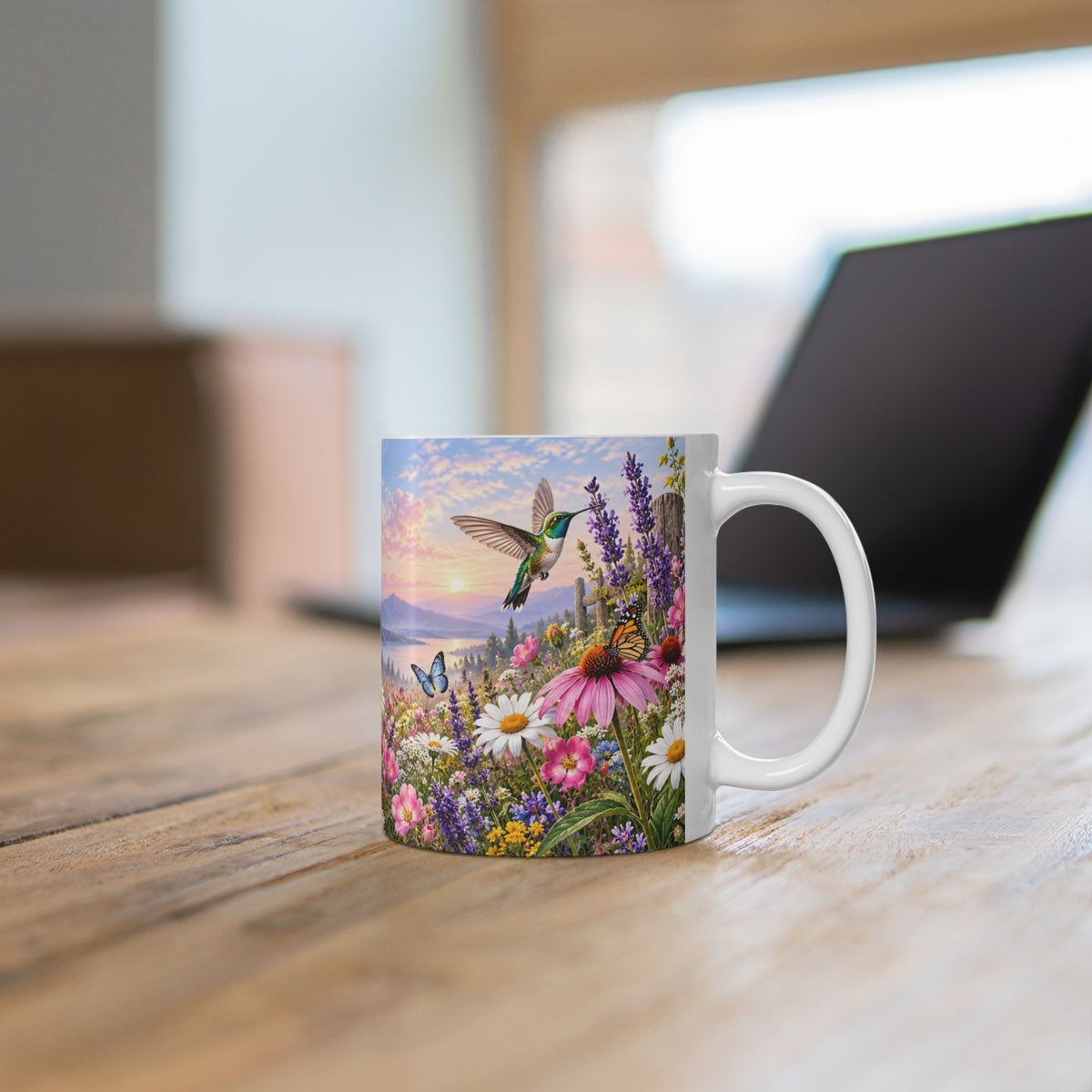 Mug Colibris et Papillons dans un Jardin Fleuri – Tasse Paysage Printanier avec Lavande, Marguerites et Montagnes – Cadeau Original Nature