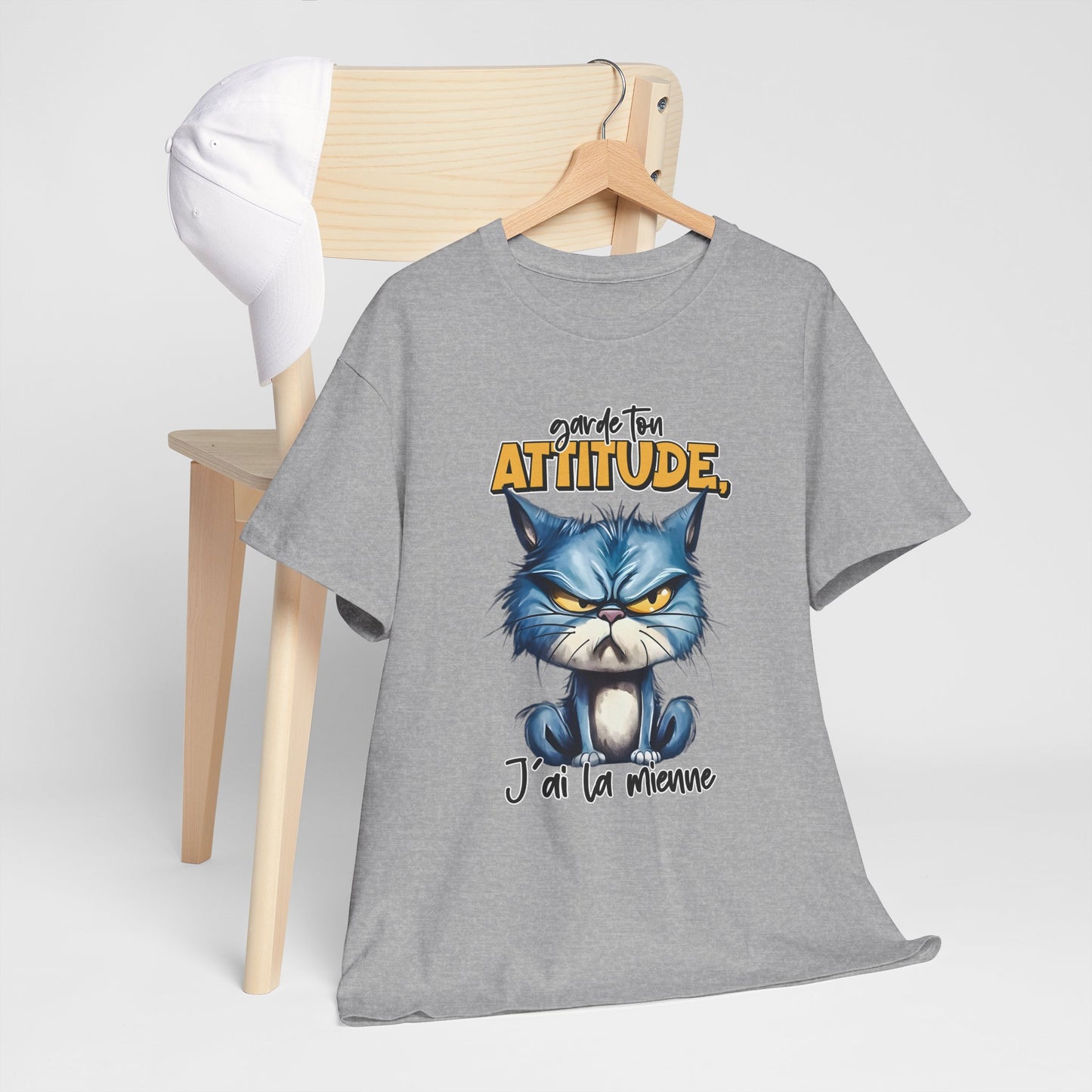 Tee Shirt Garde Ton Attitude J’Ai La Mienne – T-Shirt Chat Humour Drôle – Cadeau Homme Femme Amateur de Chats
