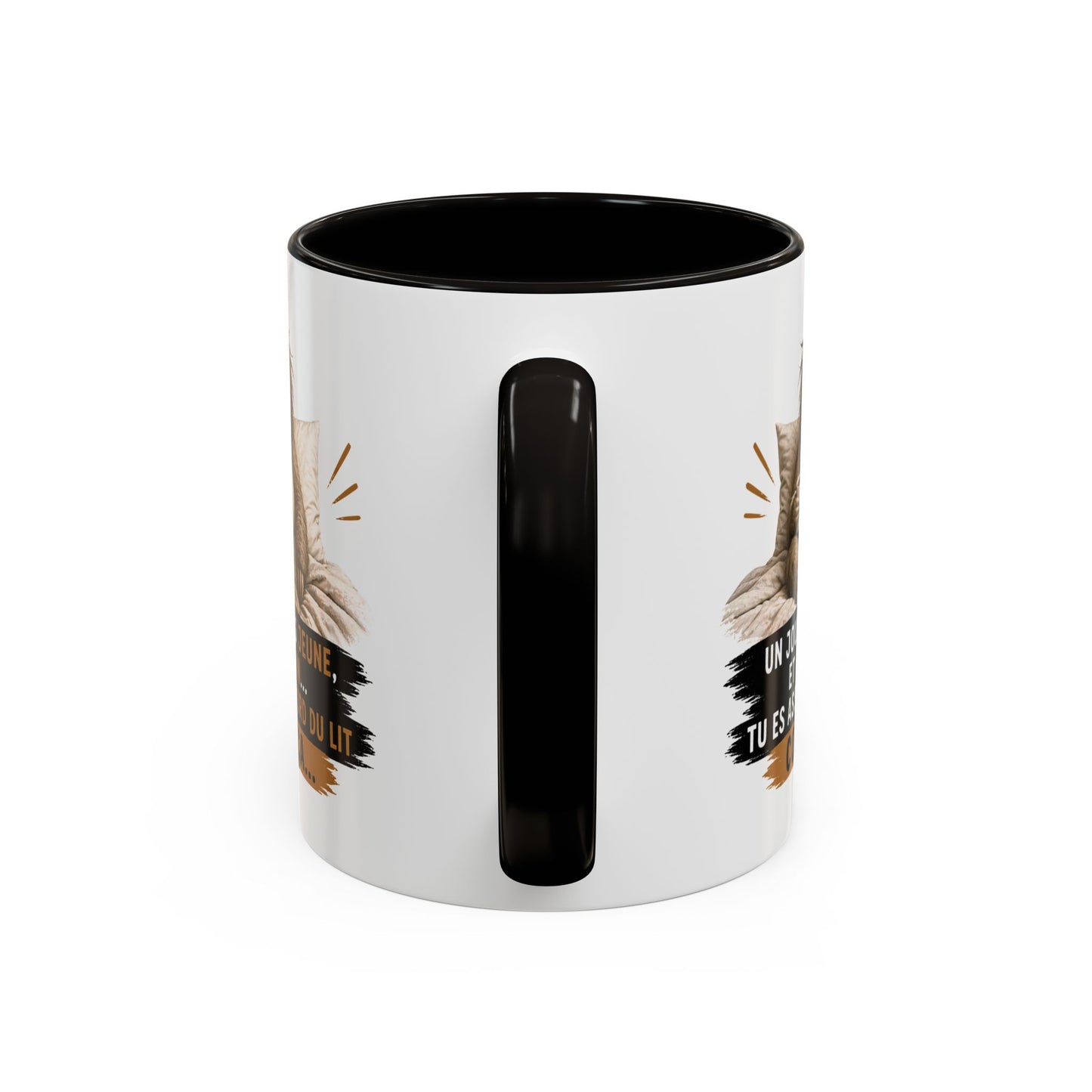 Mug Humour Paresseux Fatigué – Un Jour Tu Es Jeune Et Un Matin Tu Es Assis Au Bord Du Lit Comme Ça – Tasse Café Drôle – Cadeau Humour Adulte – Céramique 325ml Noir Bleu Rouge