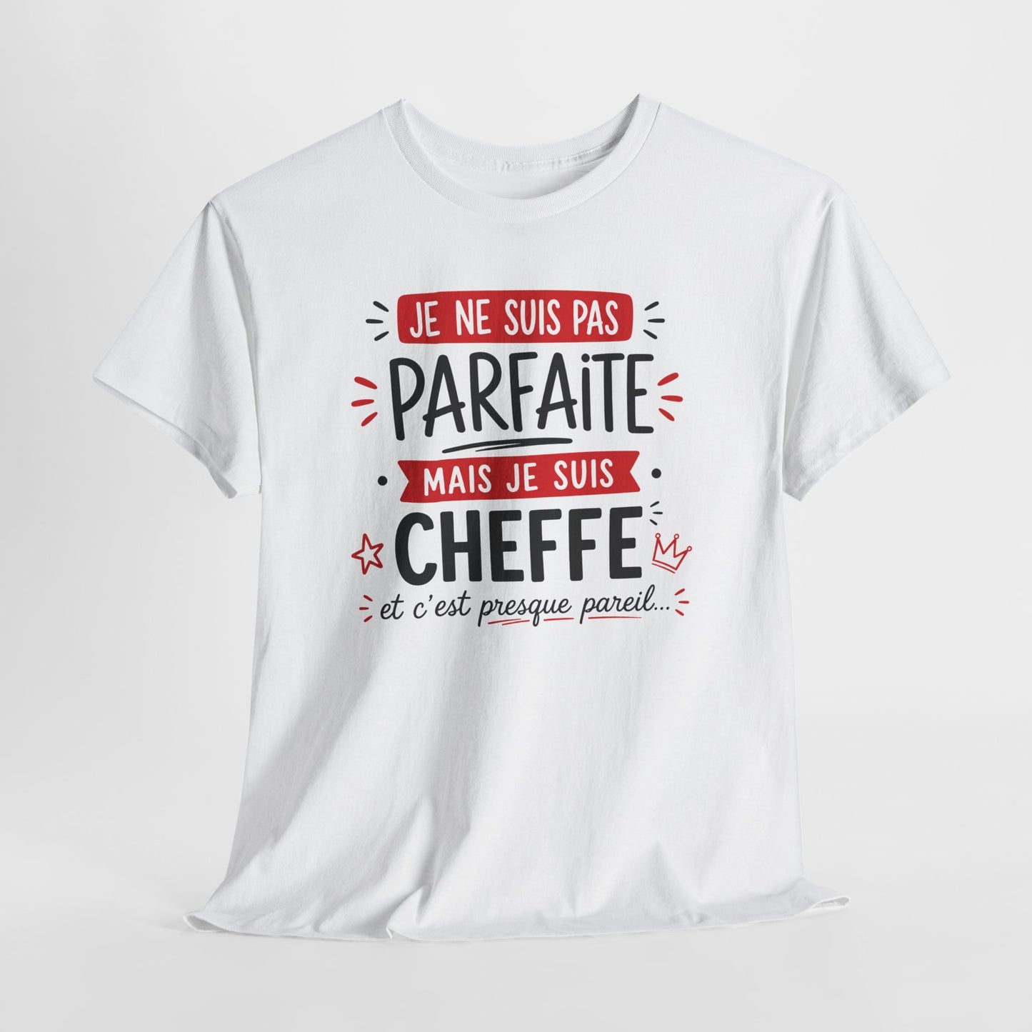 Tee-Shirt Humour Cheffe Femme – Je Ne Suis Pas Parfaite Mais Je Suis Cheffe Et C’est Presque Pareil – Cadeau Patronne Manager Responsable Adulte