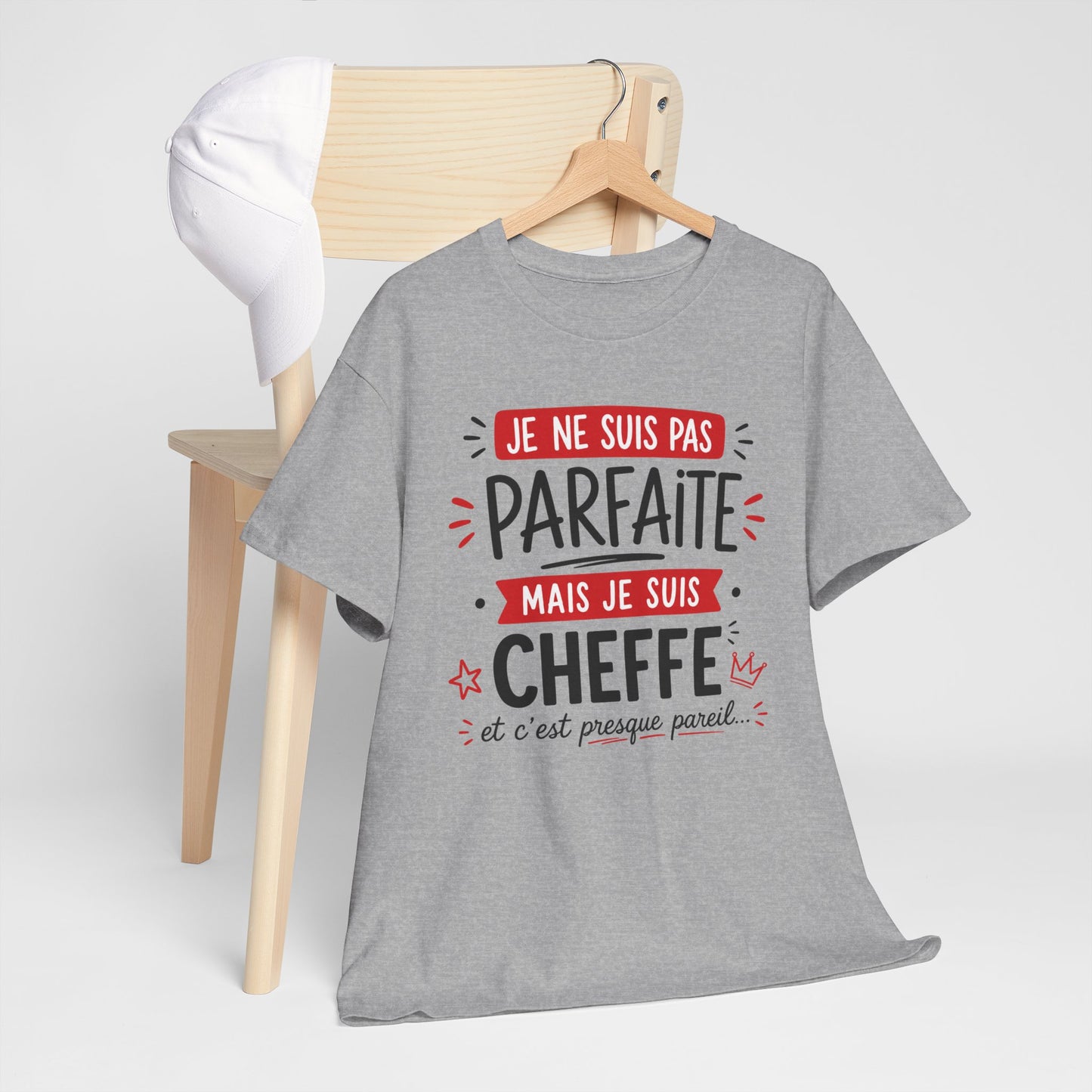 Tee-Shirt Humour Cheffe Femme – Je Ne Suis Pas Parfaite Mais Je Suis Cheffe Et C’est Presque Pareil – Cadeau Patronne Manager Responsable Adulte