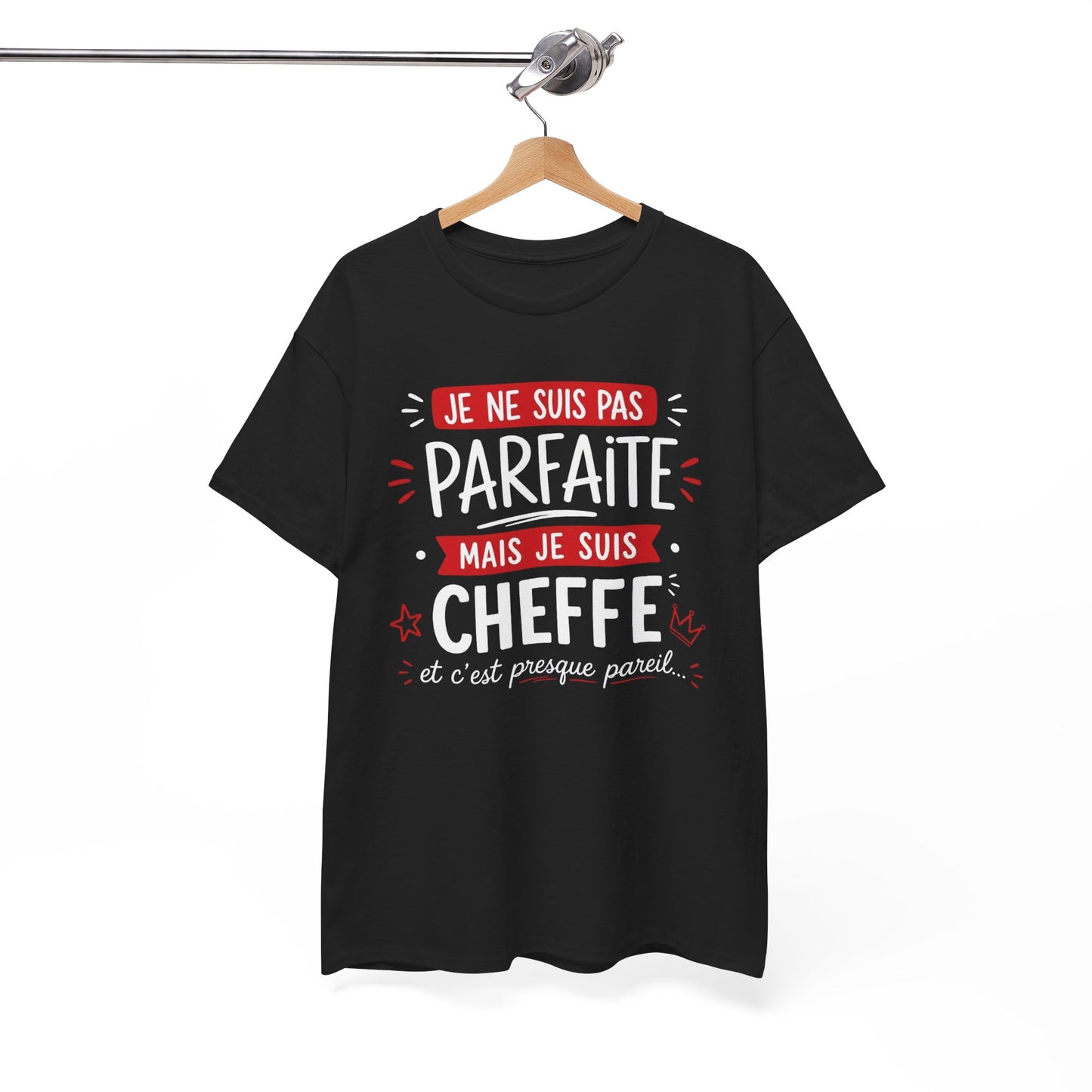 Tee-Shirt Humour Cheffe Femme – Je Ne Suis Pas Parfaite Mais Je Suis Cheffe Et C’est Presque Pareil – Cadeau Patronne Manager Responsable Adulte