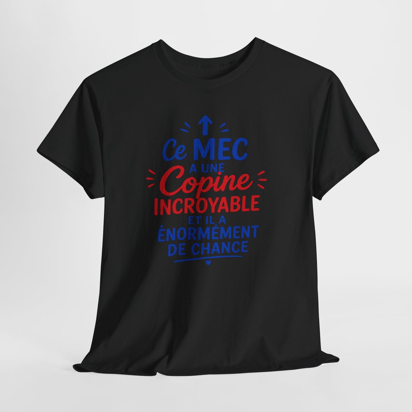 Tee-Shirt Humour Couple Homme – Ce Mec A Une Copine Incroyable  – Cadeau Petit Ami Homme Adulte