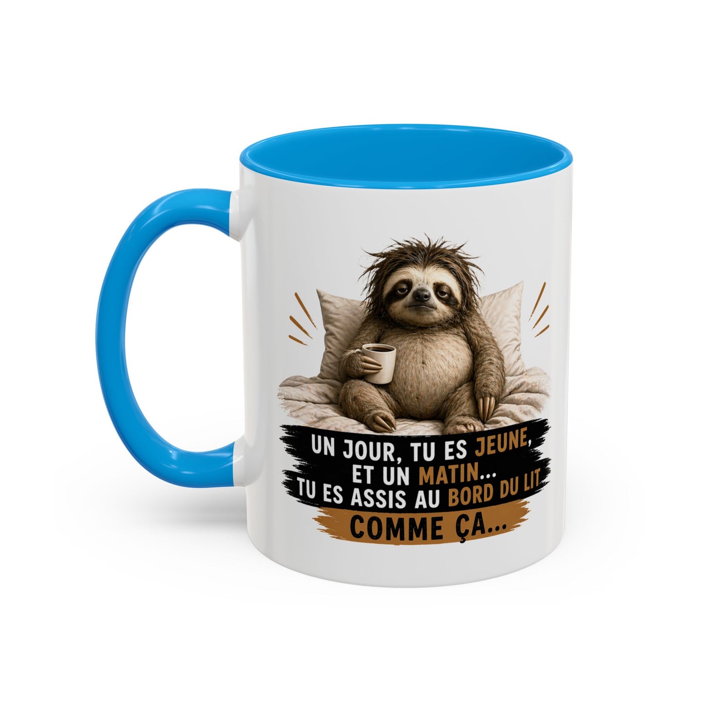 Mug Humour Paresseux Fatigué – Un Jour Tu Es Jeune Et Un Matin Tu Es Assis Au Bord Du Lit Comme Ça – Tasse Café Drôle – Cadeau Humour Adulte – Céramique 325ml Noir Bleu Rouge