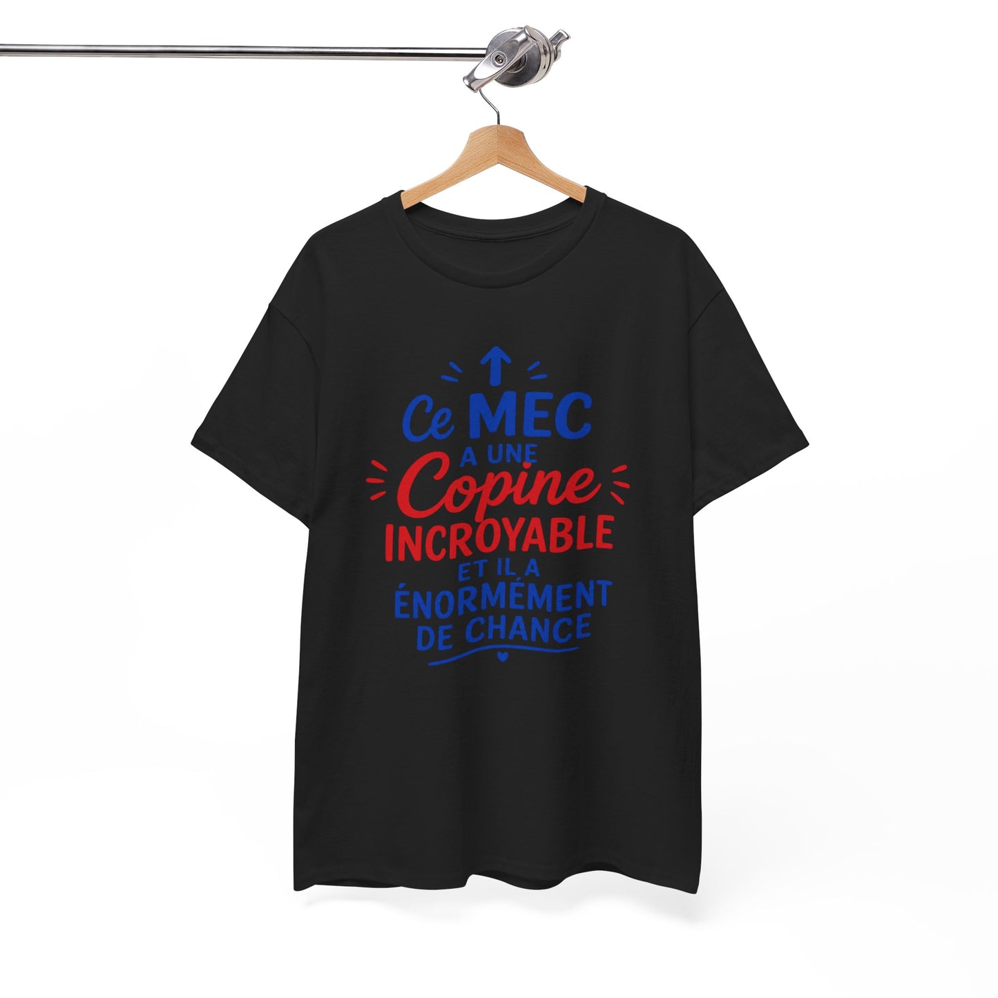 Tee-Shirt Humour Couple Homme – Ce Mec A Une Copine Incroyable  – Cadeau Petit Ami Homme Adulte