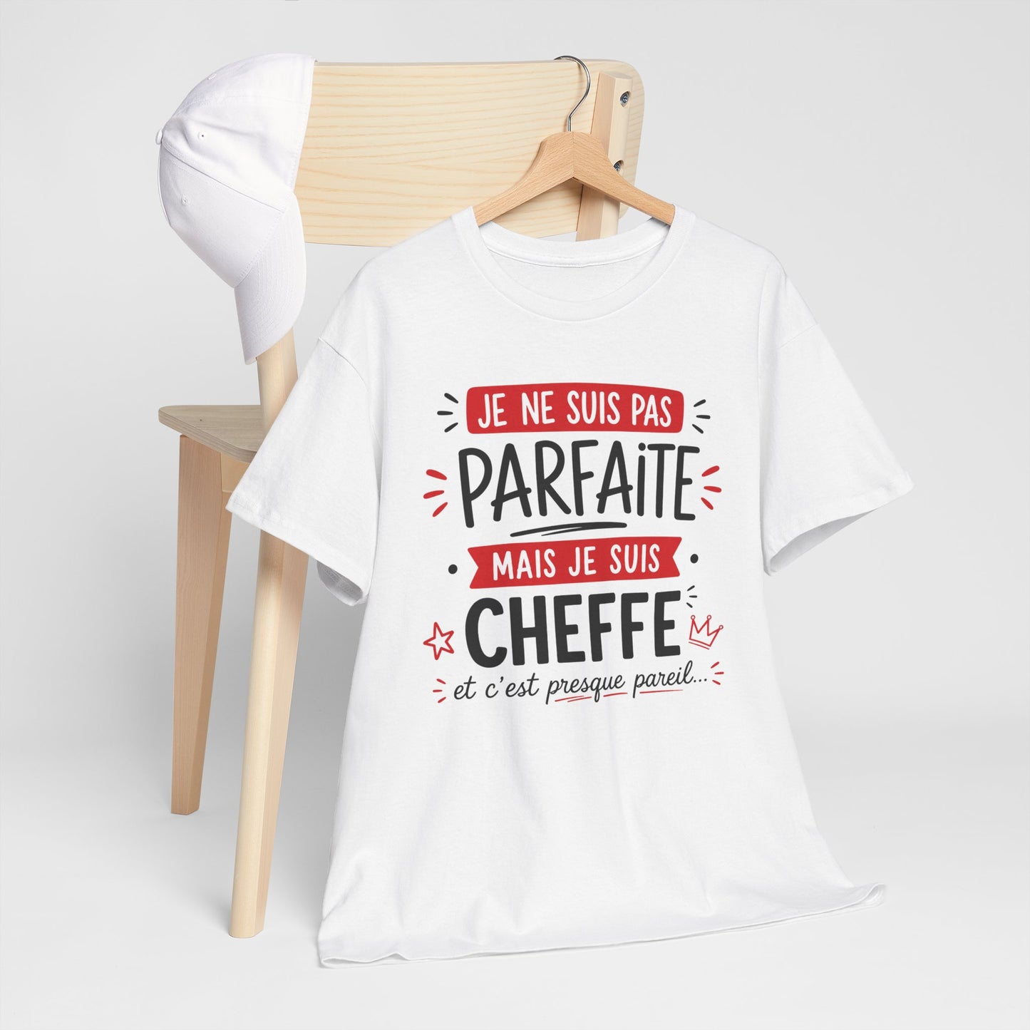 Tee-Shirt Humour Cheffe Femme – Je Ne Suis Pas Parfaite Mais Je Suis Cheffe Et C’est Presque Pareil – Cadeau Patronne Manager Responsable Adulte