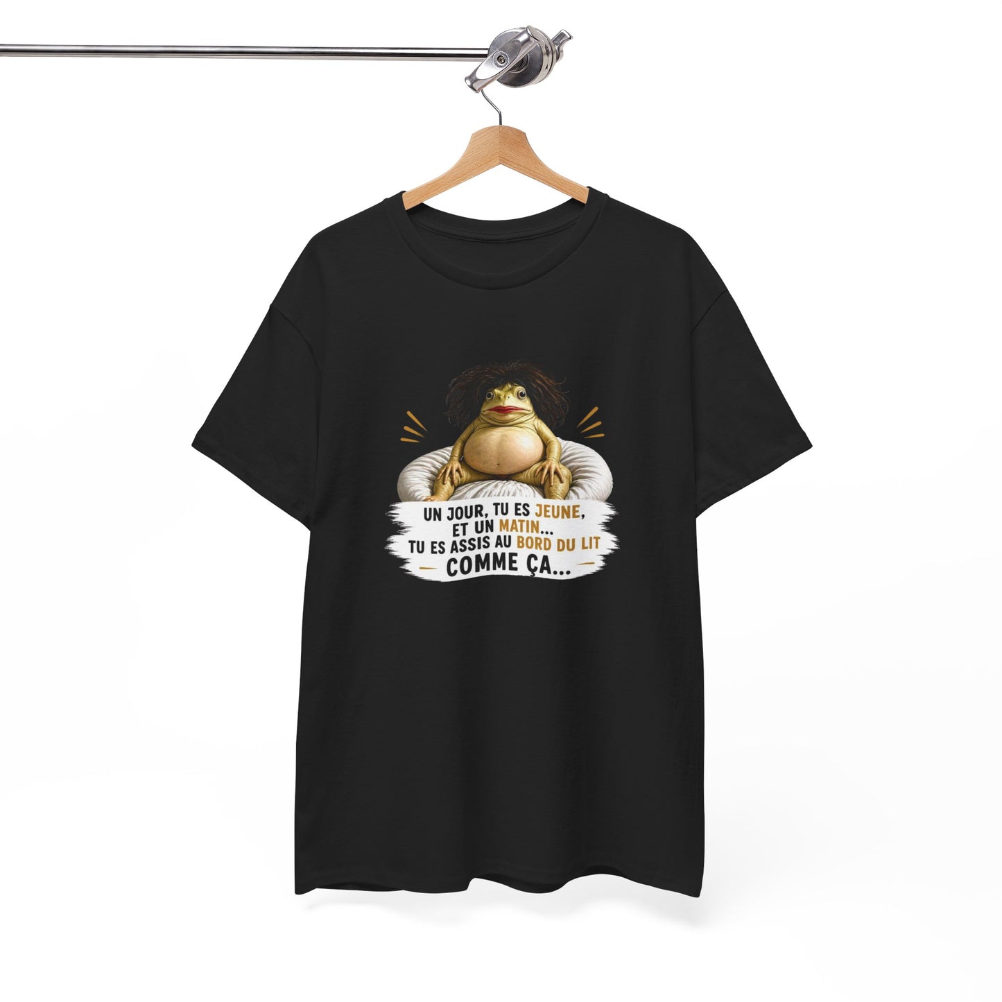 T-Shirt Femme Humour Un Jour Tu Es Jeune Et Un Matin Tu Es Assise Comme Ça – Tee Shirt Drôle Fatigue Réveil Matin Femme Cadeau Amie