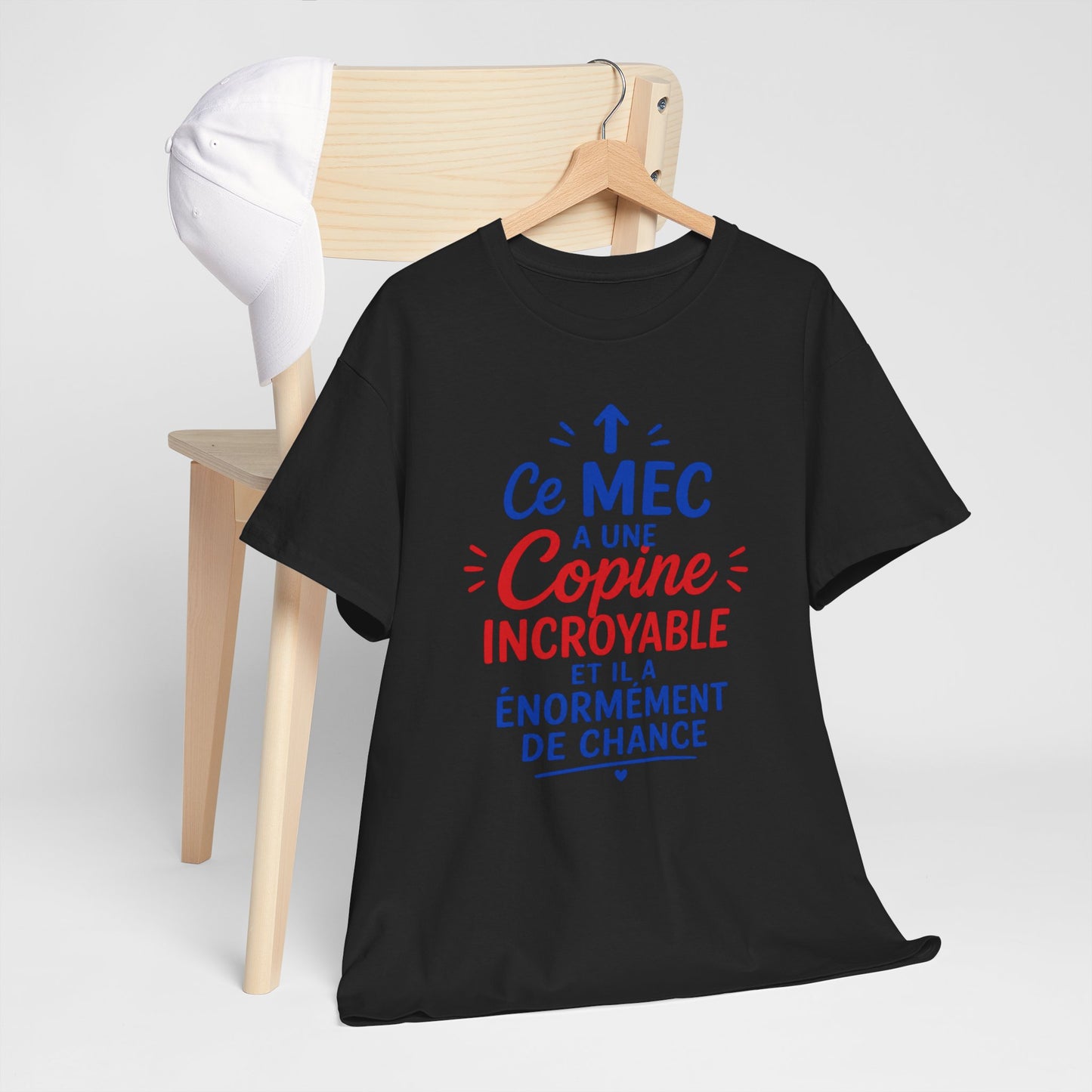 Tee-Shirt Humour Couple Homme – Ce Mec A Une Copine Incroyable  – Cadeau Petit Ami Homme Adulte