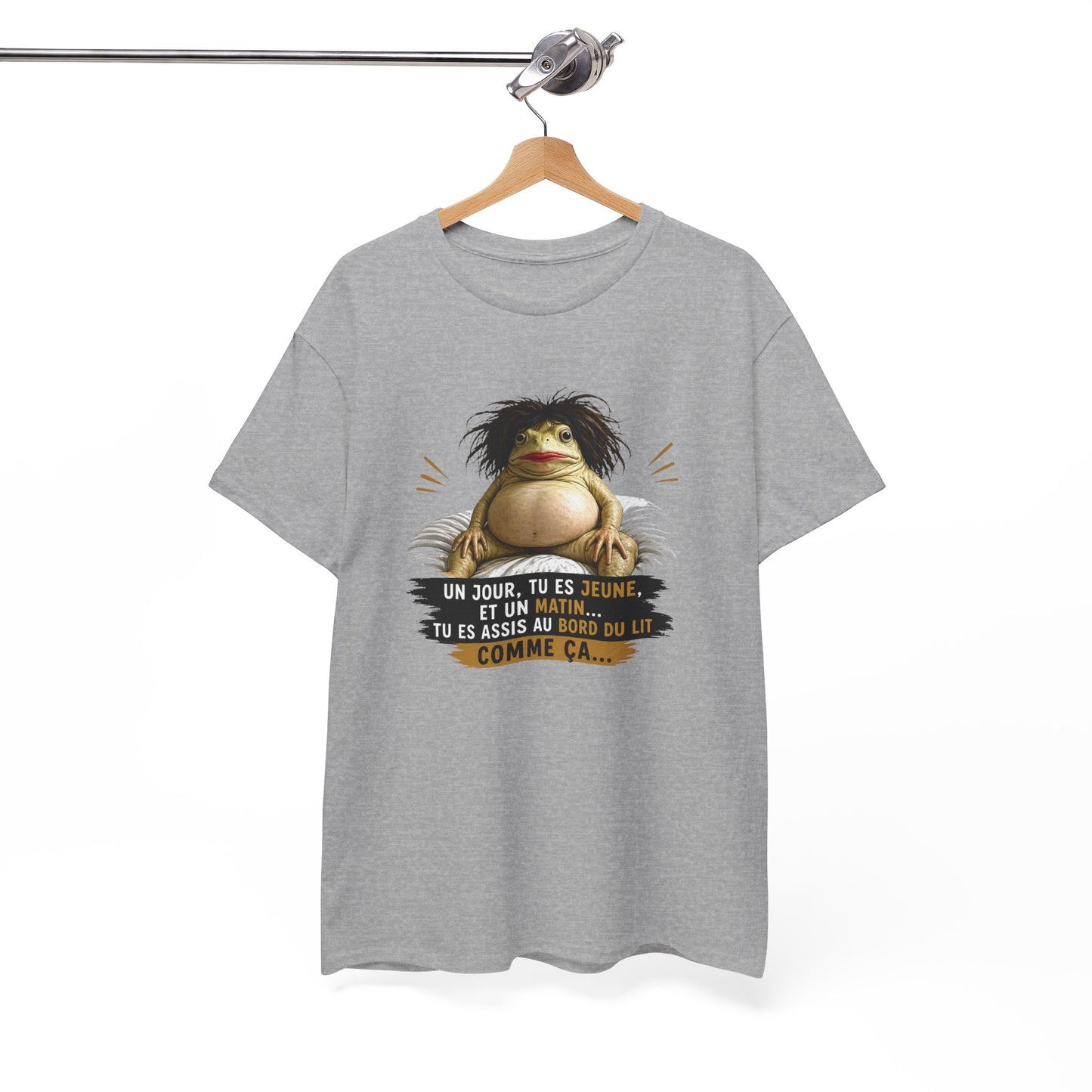 T-Shirt Femme Humour Un Jour Tu Es Jeune Et Un Matin Tu Es Assise Comme Ça – Tee Shirt Drôle Fatigue Réveil Matin Femme Cadeau Amie