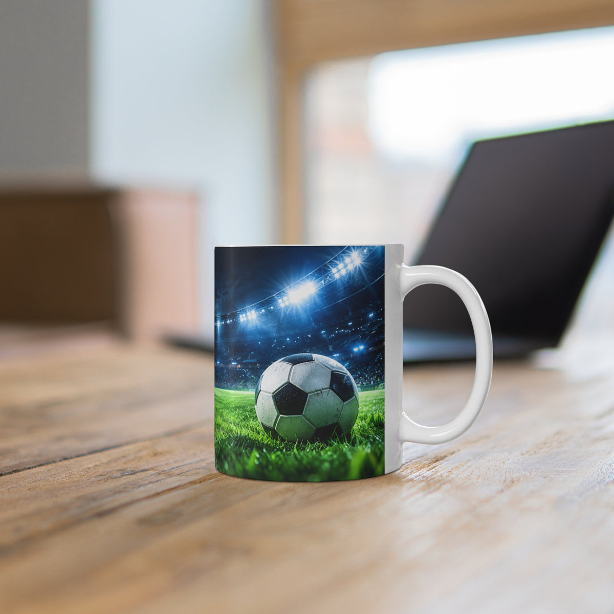 Mug Football Stade Illuminé – Tasse Ballon de Foot et Terrain – Cadeau Original Fan de Football Homme Femme
