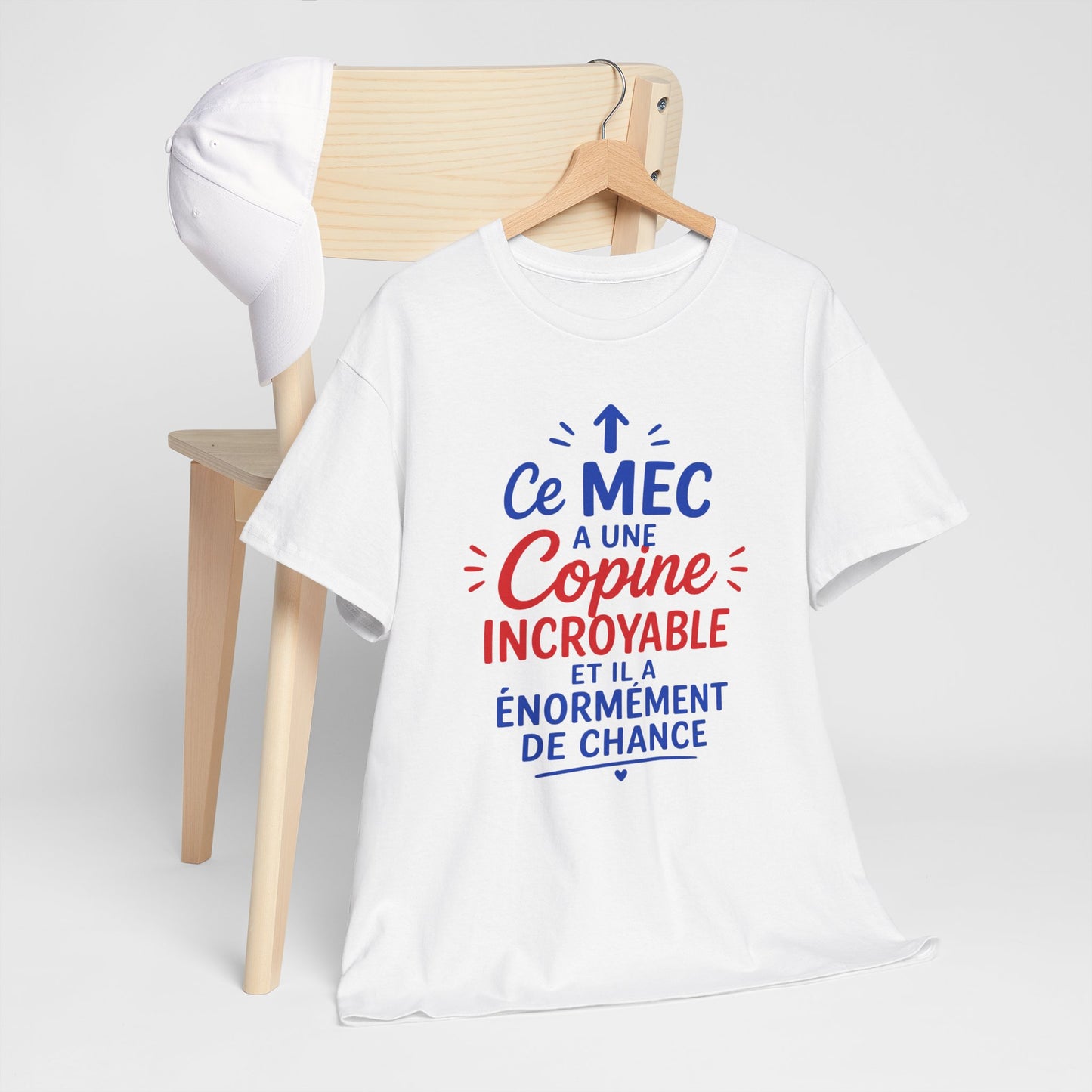 Tee-Shirt Humour Couple Homme – Ce Mec A Une Copine Incroyable  – Cadeau Petit Ami Homme Adulte
