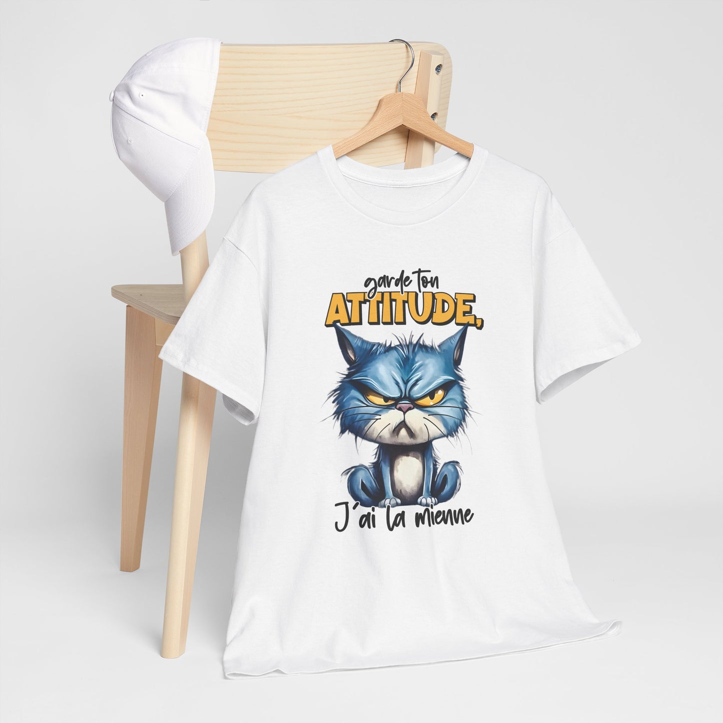 Tee Shirt Garde Ton Attitude J’Ai La Mienne – T-Shirt Chat Humour Drôle – Cadeau Homme Femme Amateur de Chats