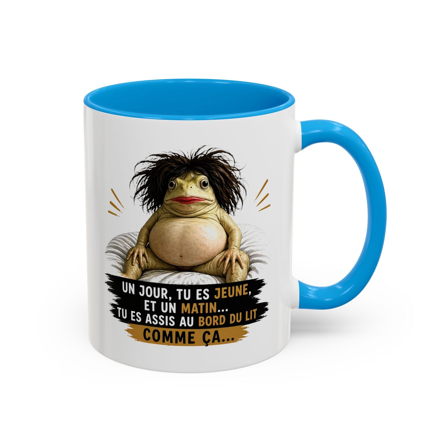 Mug Humour Vieillesse – Un Jour Tu Es Jeune et Un Matin Tu Es Assis au Bord du Lit Comme Ça – Tasse Drôle Originale Céramique 325ml Noir Bleu Rouge