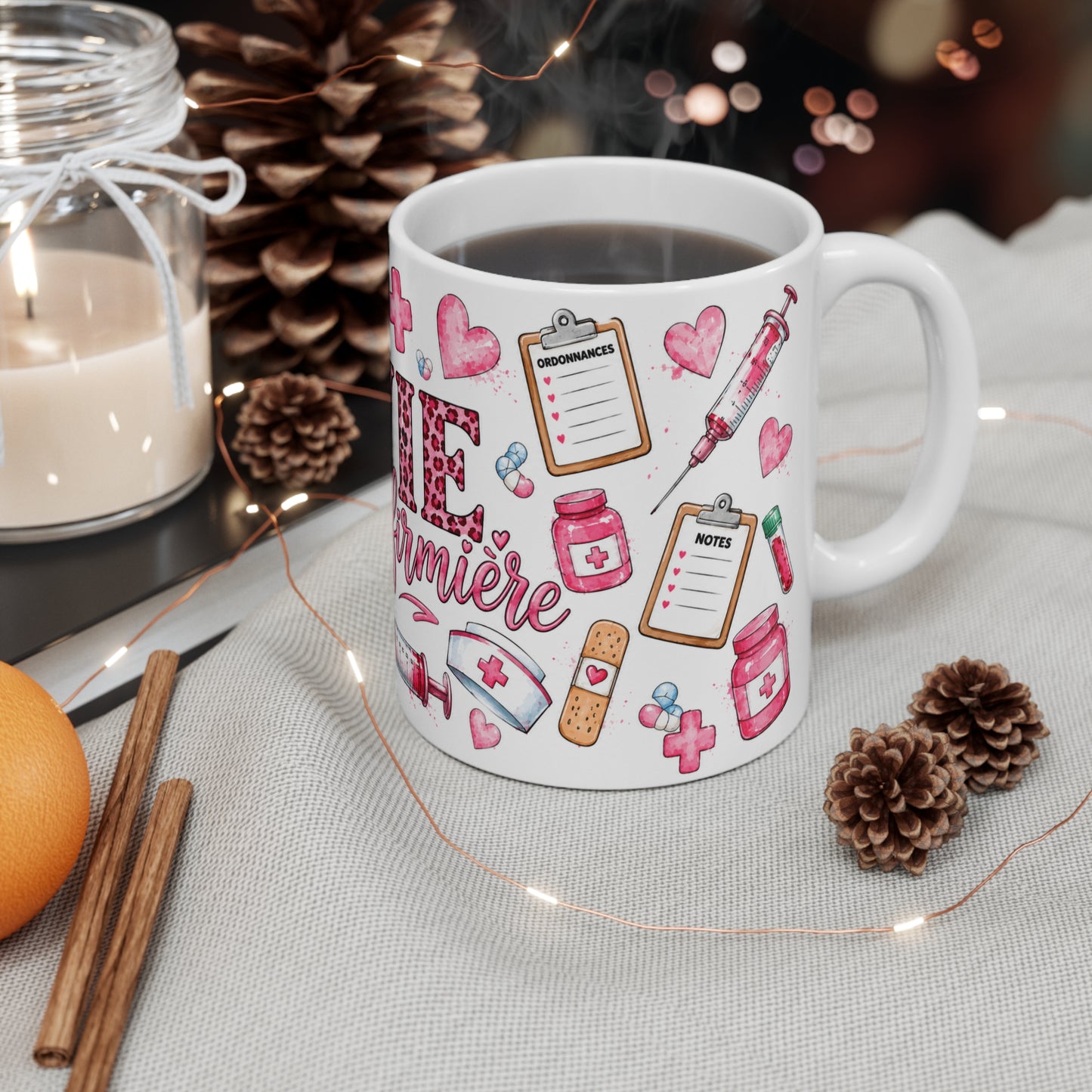 Tasse Vie d’Infirmière – Mug Infirmière Rose avec Stéthoscope et Accessoires Médicaux – Cadeau Femme 325ml
