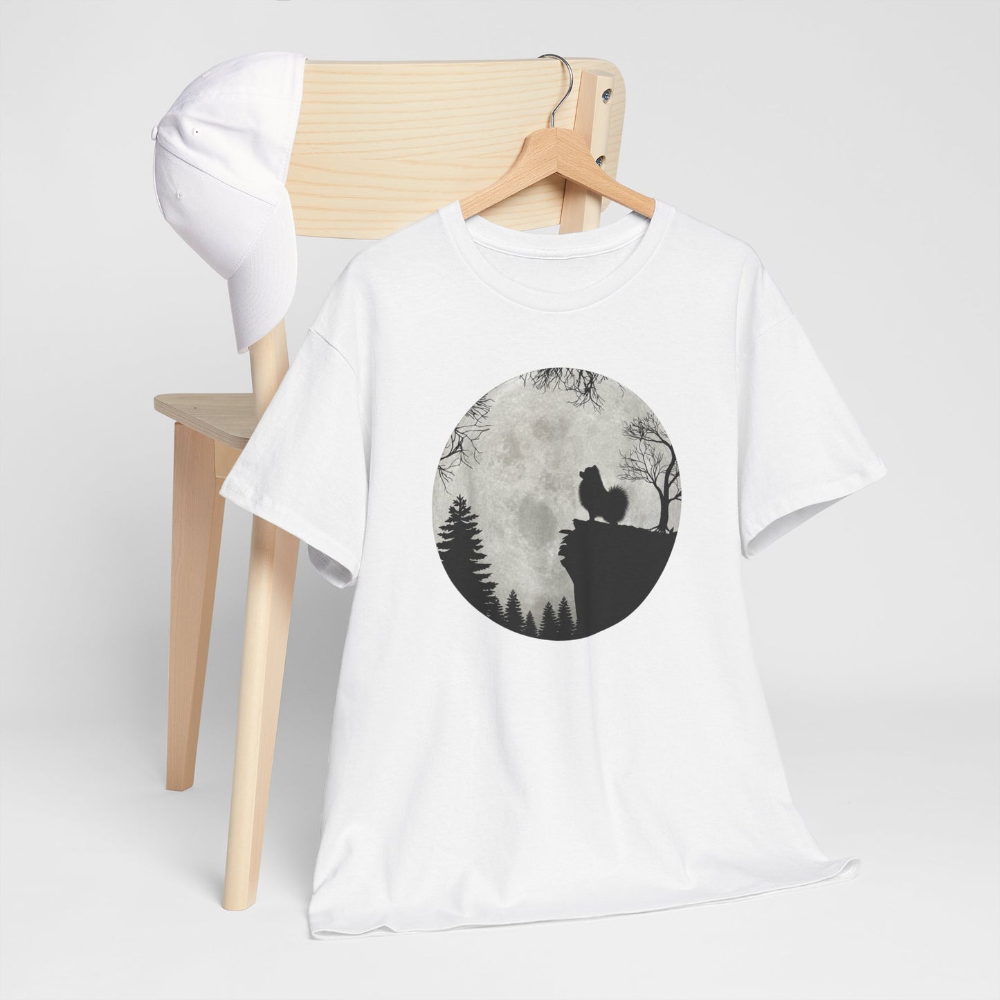Tee-Shirt Spitz Nain Homme et Femme – Chien Silhouette Pleine Lune Forêt – Cadeau Original Amoureux des Chiens et Nature