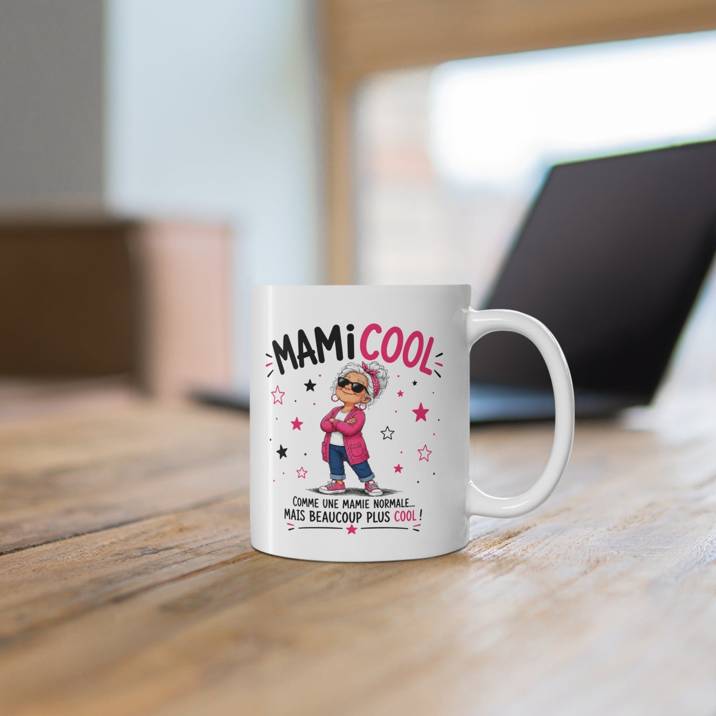 Mug MamiCool – Tasse Humoristique pour Mamie – Comme une Mamie Normale Mais Beaucoup Plus Cool – Idée Cadeau Originale Anniversaire Noël Fête des Grands-Mères