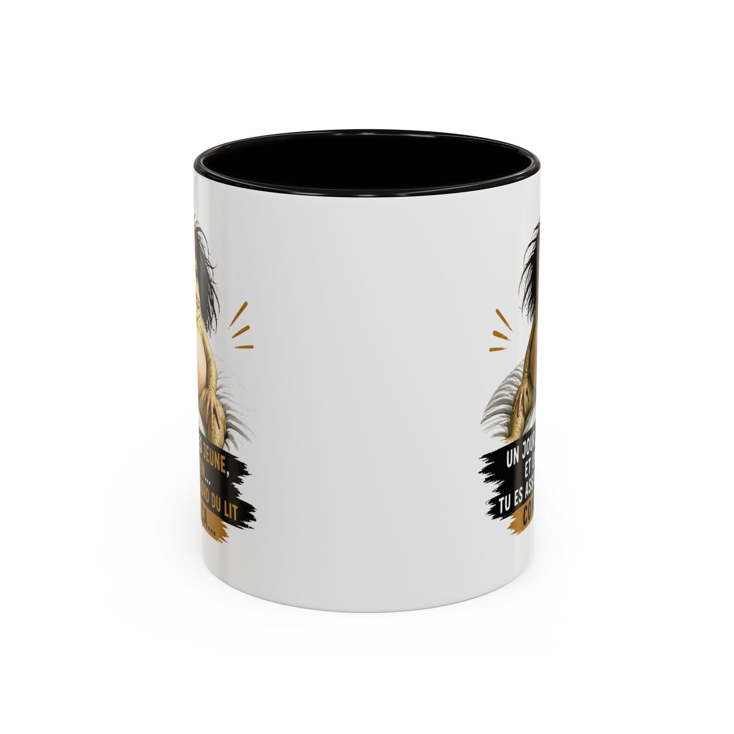 Mug Humour Vieillesse – Un Jour Tu Es Jeune et Un Matin Tu Es Assis au Bord du Lit Comme Ça – Tasse Drôle Originale Céramique 325ml Noir Bleu Rouge