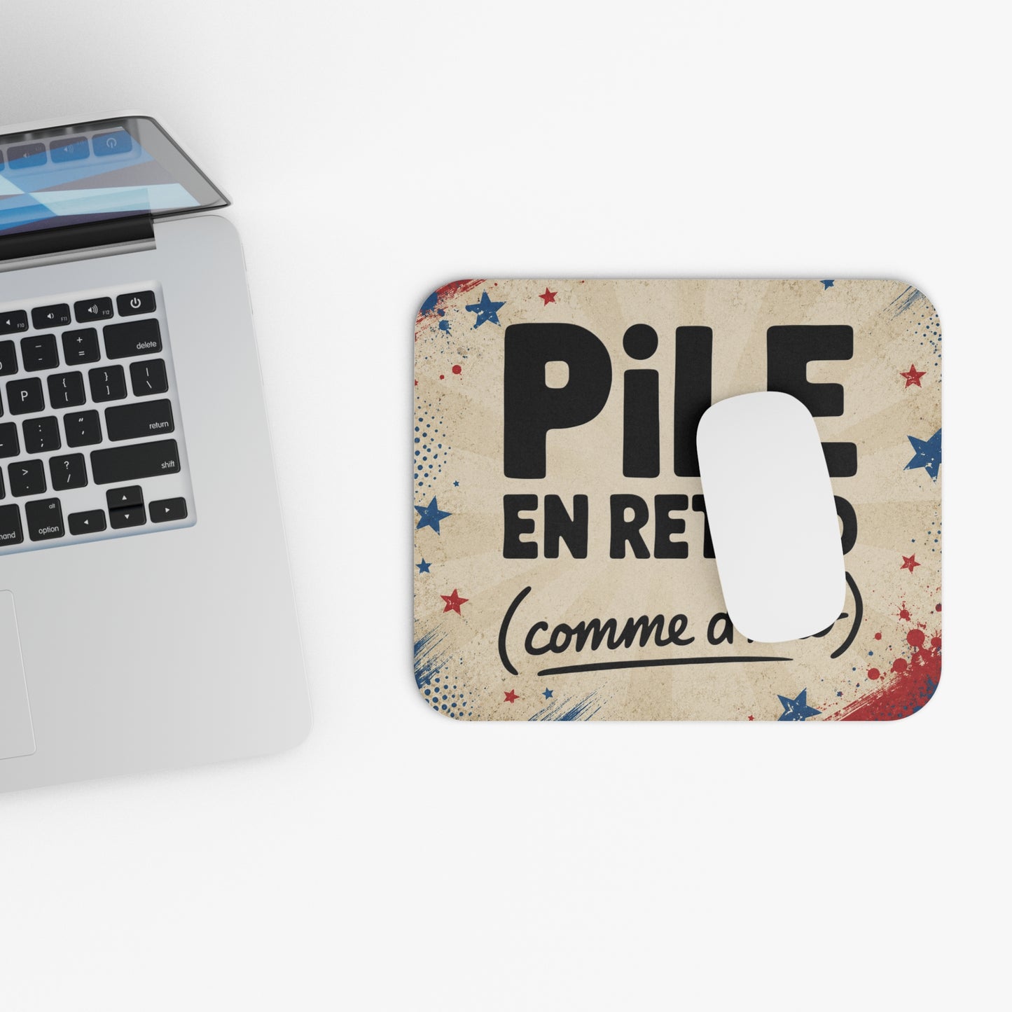 Tapis de Souris Pile en Retard (Comme d’Hab) – Cadeau Humour Retardataire – Accessoire Bureau Vintage Homme Femme