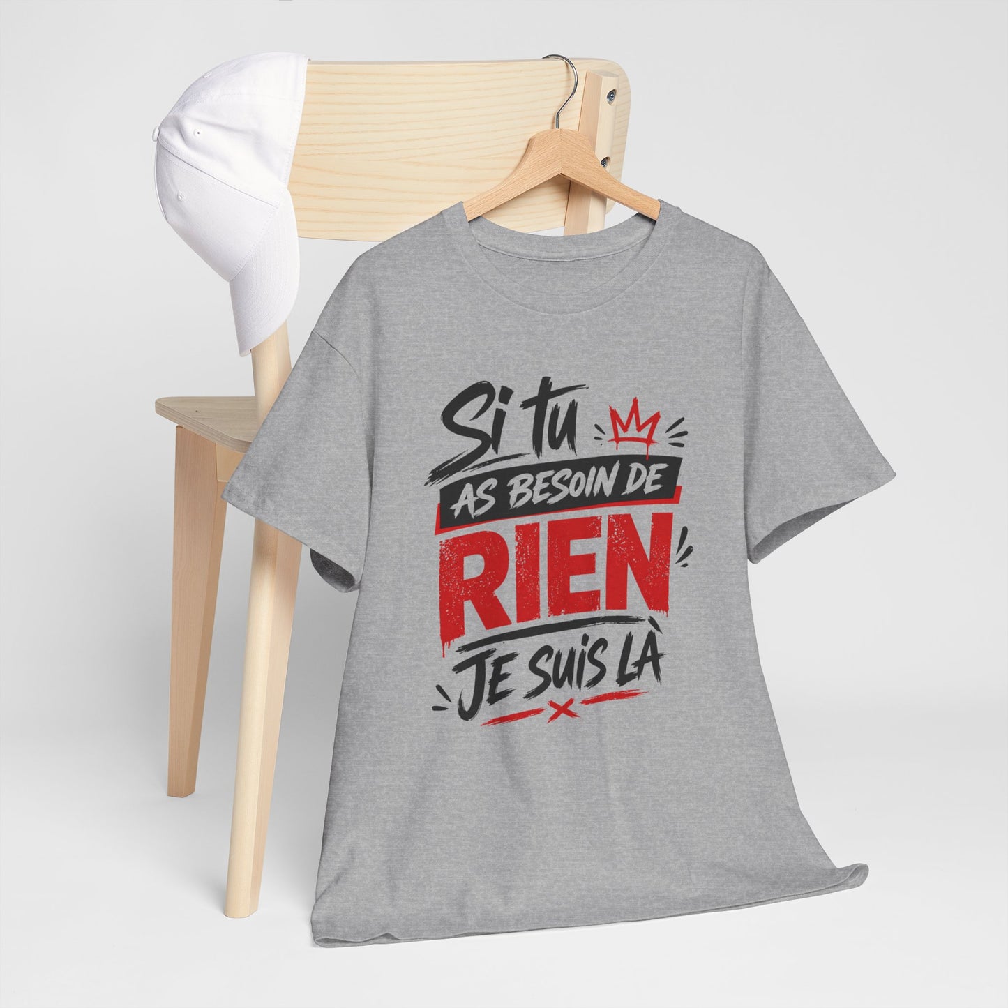 T-Shirt Humour Homme “Si Tu As Besoin de Rien Je Suis Là” – Tee Shirt Drôle Humour Sarcastique Cadeau Homme