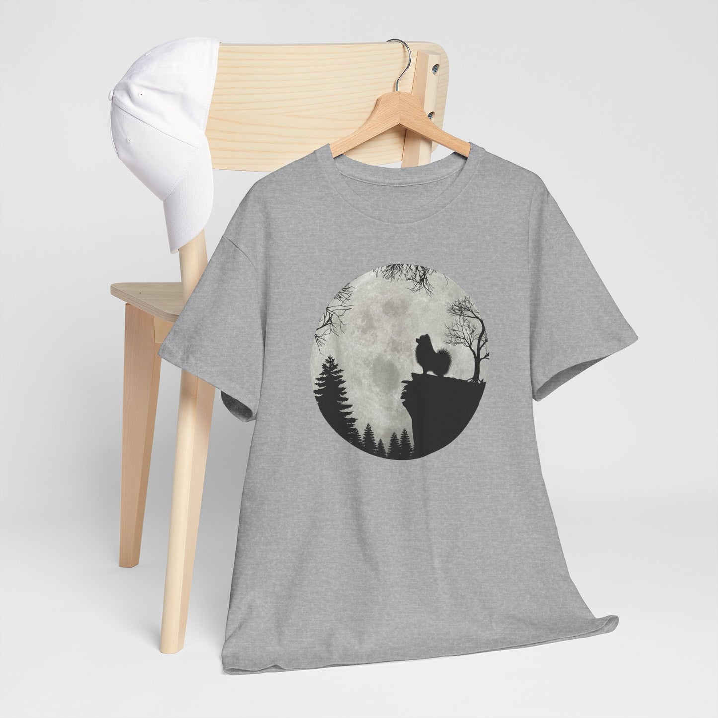 Tee-Shirt Spitz Nain Homme et Femme – Chien Silhouette Pleine Lune Forêt – Cadeau Original Amoureux des Chiens et Nature