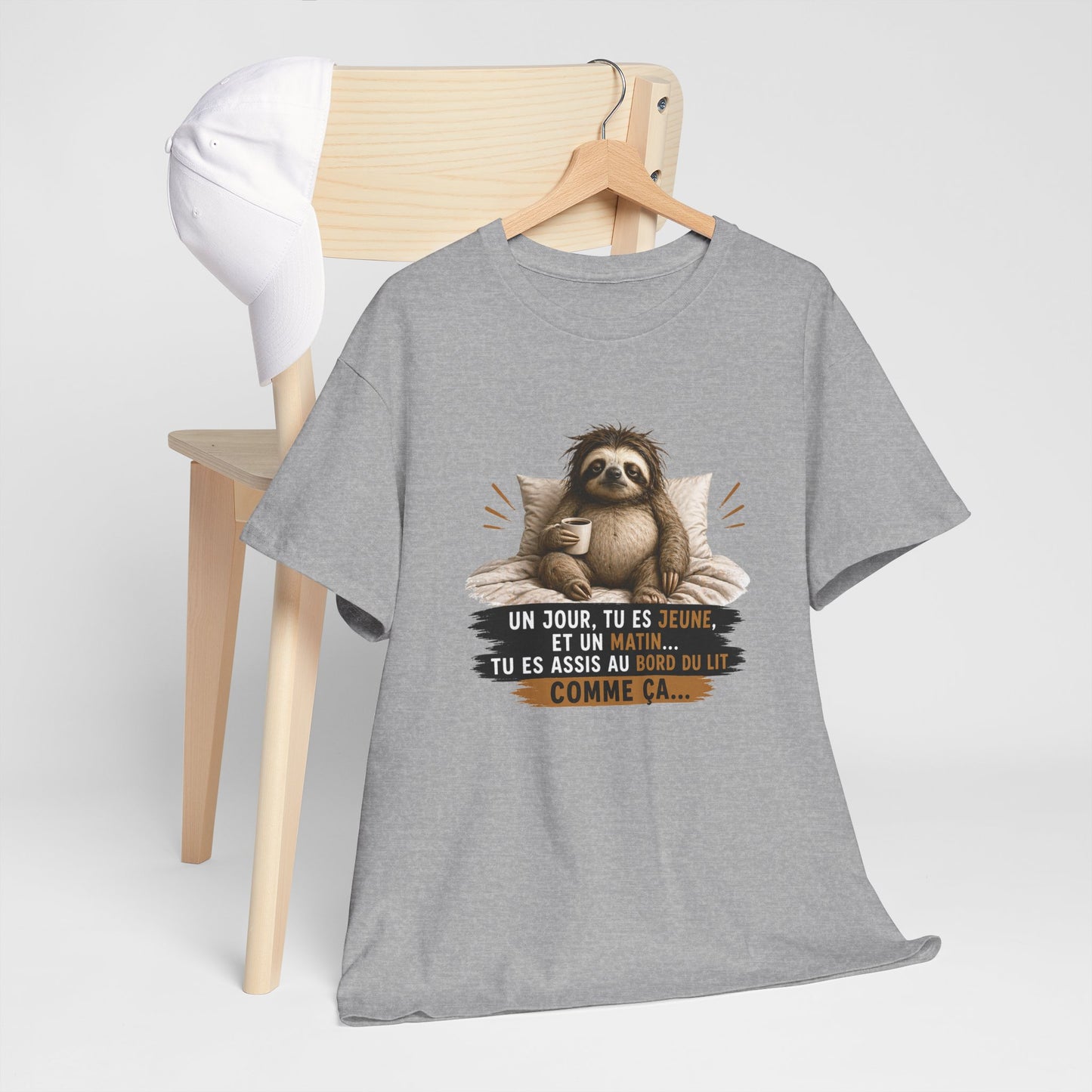 T-Shirt Humour Vieillesse Un Jour Tu Es Jeune Et Un Matin Tu Es Assis Comme Ça – Tee Shirt Paresseux Fatigue Réveil Matin Cadeau Homme Femme