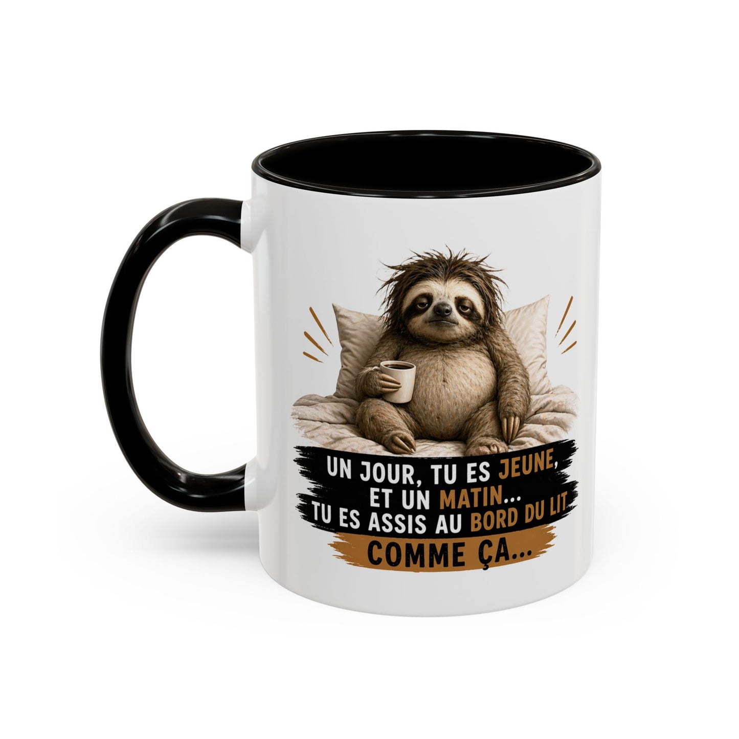 Mug Humour Paresseux Fatigué – Un Jour Tu Es Jeune Et Un Matin Tu Es Assis Au Bord Du Lit Comme Ça – Tasse Café Drôle – Cadeau Humour Adulte – Céramique 325ml Noir Bleu Rouge