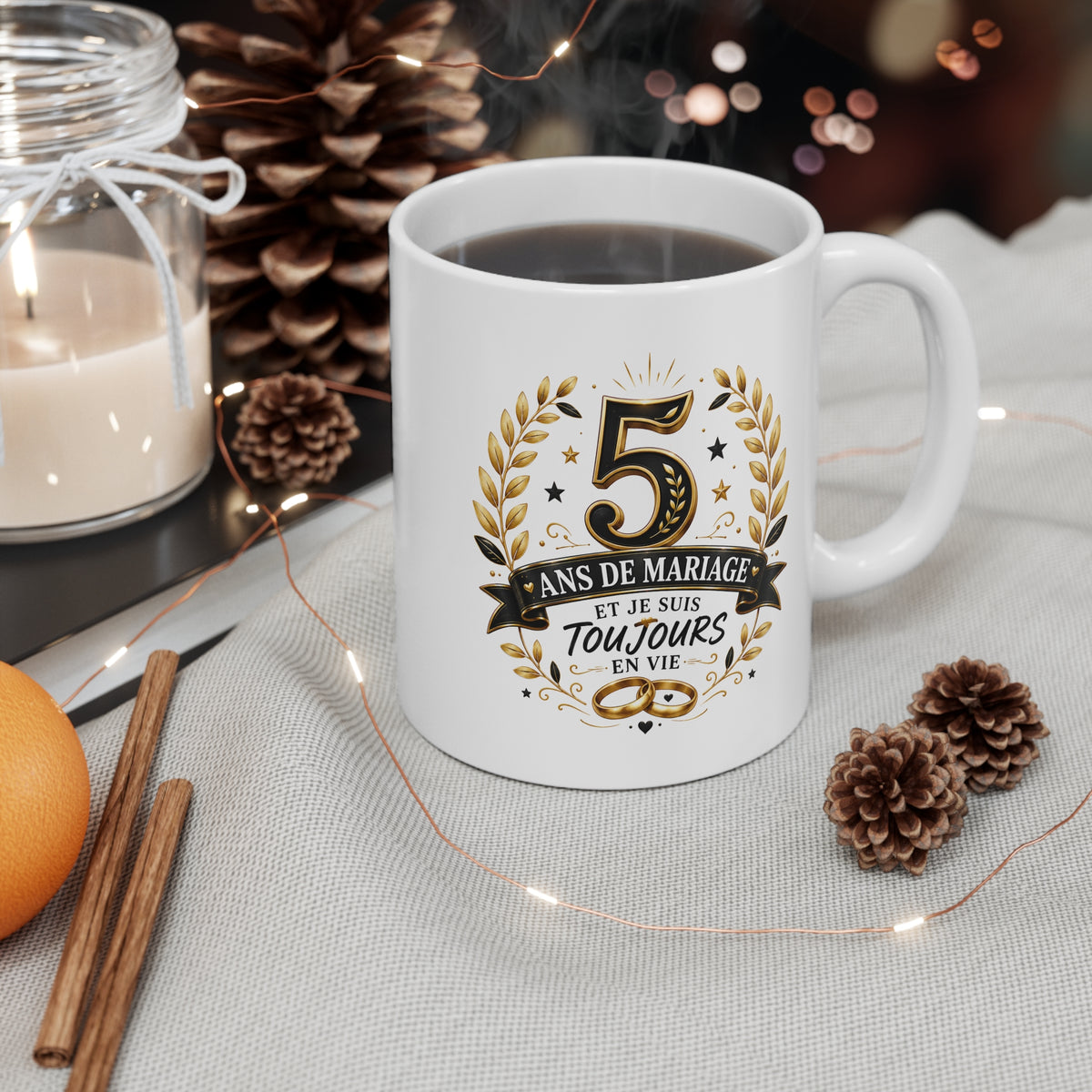 Mug 5 Ans de Mariage et Je Suis Toujours en Vie – Tasse Humoristique Anniversaire de Mariage – Idée Cadeau Couple Noces de Bois
