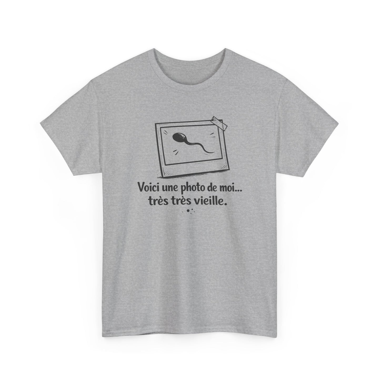 Tee Shirt Humour Voici une photo de moi très très vieille – Blague naissance – Cadeau drôle Blanc Gris Noir