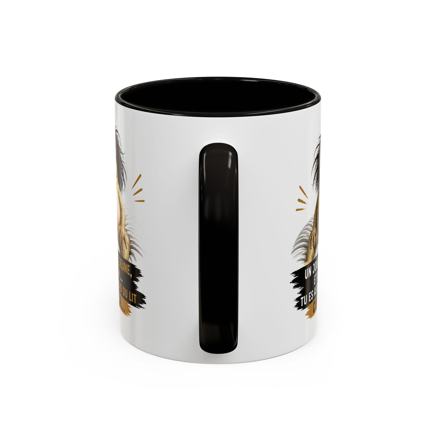Mug Humour Vieillesse – Un Jour Tu Es Jeune et Un Matin Tu Es Assis au Bord du Lit Comme Ça – Tasse Drôle Originale Céramique 325ml Noir Bleu Rouge