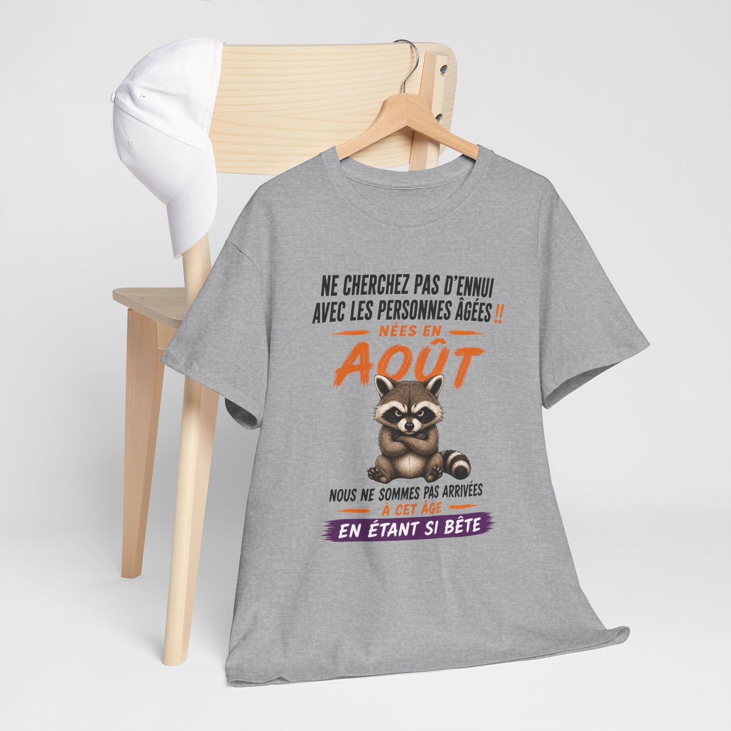 Tee-Shirt Né en Août Humour Senior – Cadeau Retraité Homme Femme – Raton Laveur Drôle Anniversaire Personne Âgée