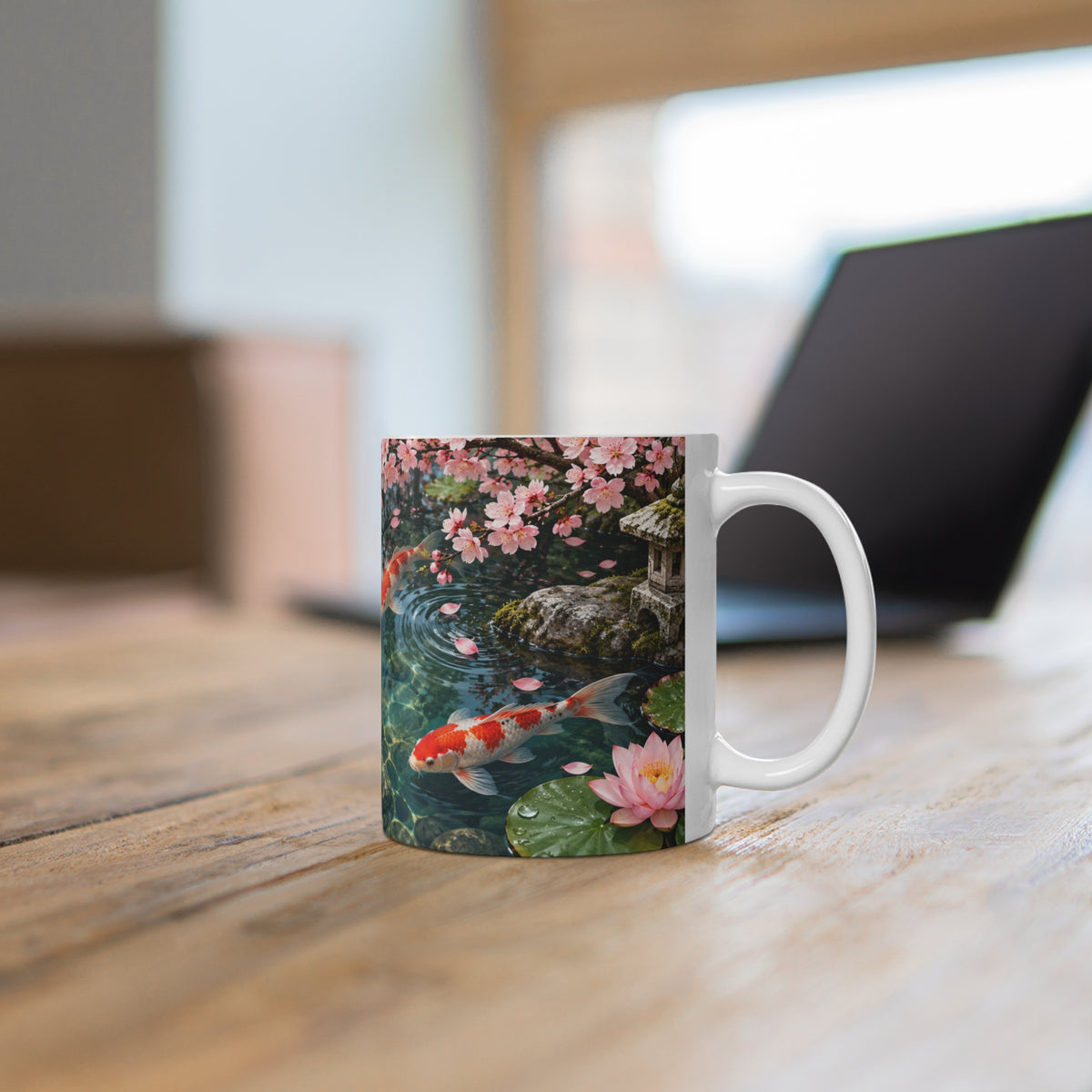 Mug Carpes Koï dans un Jardin Japonais – Tasse Bassin Zen avec Fleurs de Cerisier et Lotus – Cadeau Original Amoureux du Japon