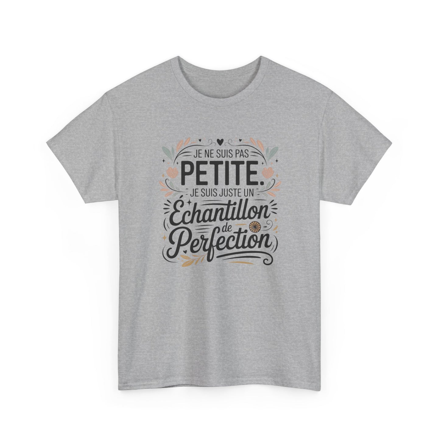 T-Shirt Femme Citation "Je Ne Suis Pas Petite Je Suis un Échantillon de Perfection" – Design Floral Élégant