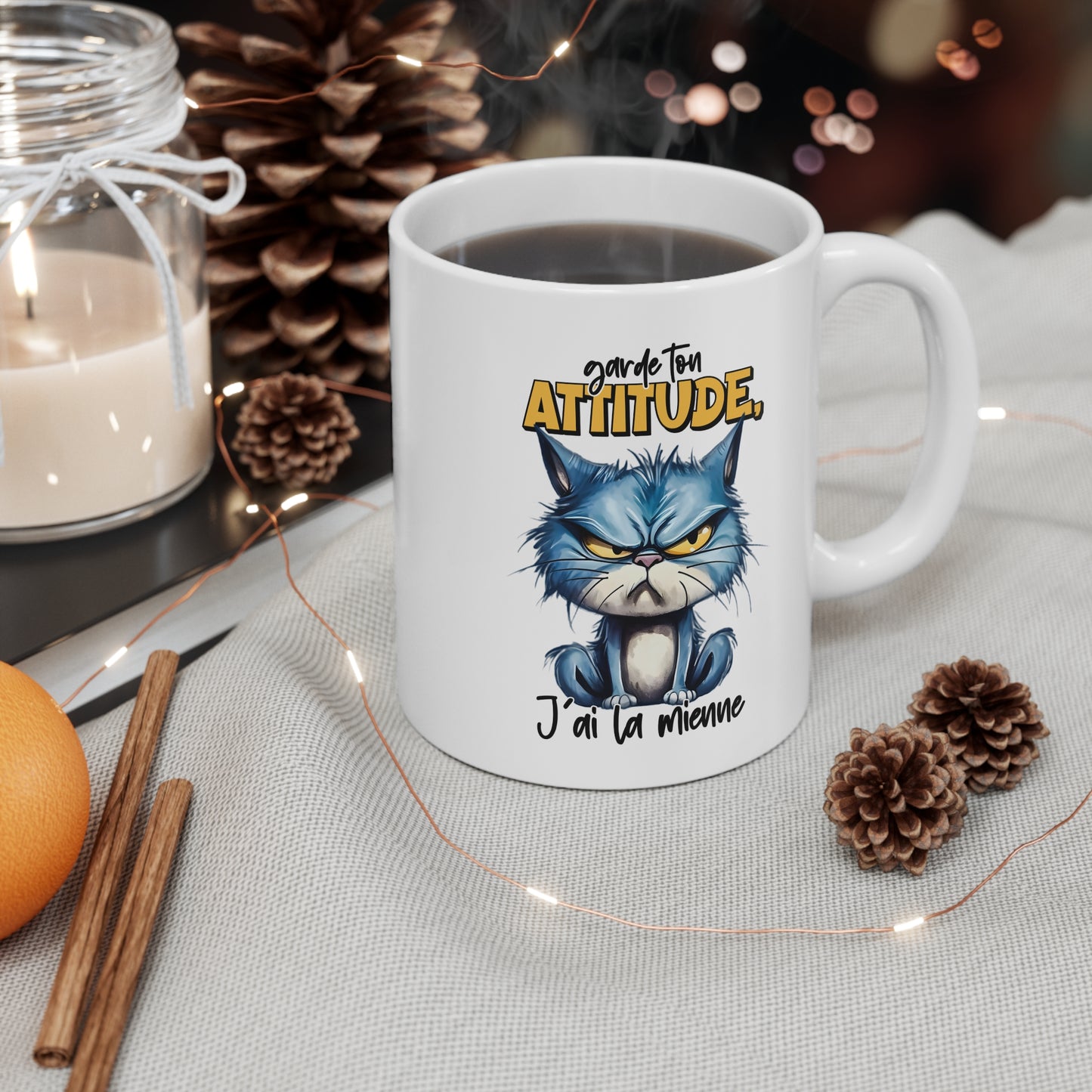 Tasse Garde Ton Attitude J’Ai La Mienne – Mug Chat Grincheux Humour – Idée Cadeau Amusant Homme Femme 325ml