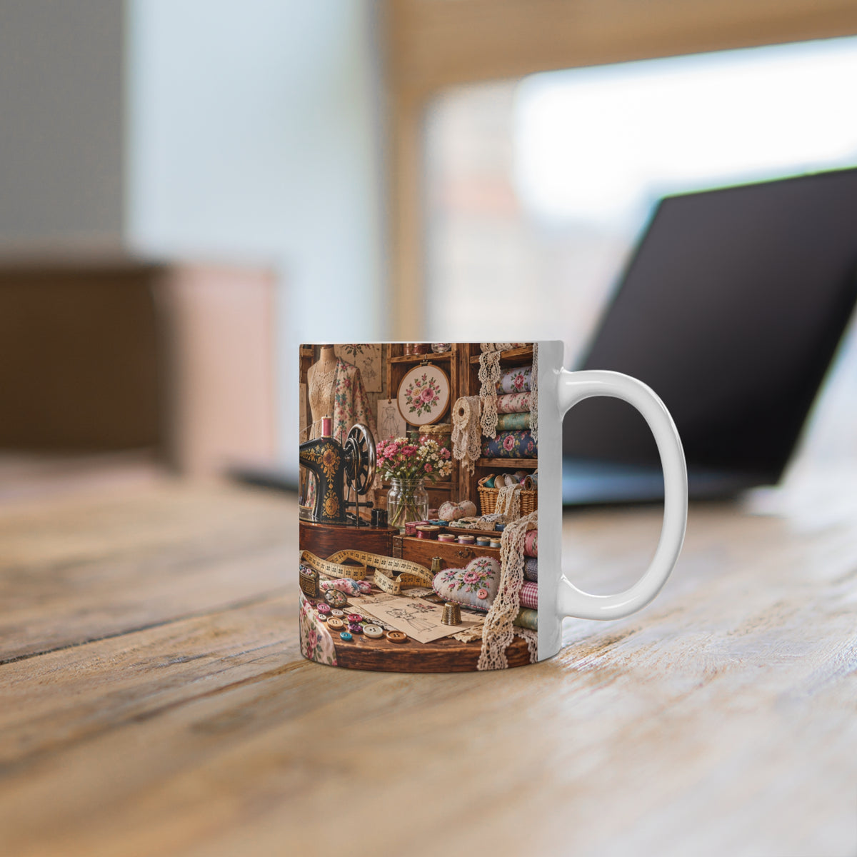 Mug Atelier de Couture Vintage – Tasse Machine à Coudre, Fleurs, Dentelle et Accessoires – Cadeau Original Couturière