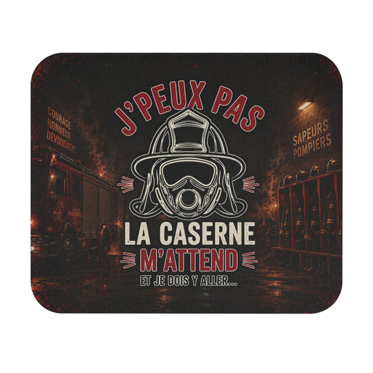 Tapis de Souris 22X18 J’Peux Pas La Caserne M’Attend – Accessoire Humour Sapeur-Pompier – Cadeau Pompier Homme Femme – Design Caserne et Camion Incendie