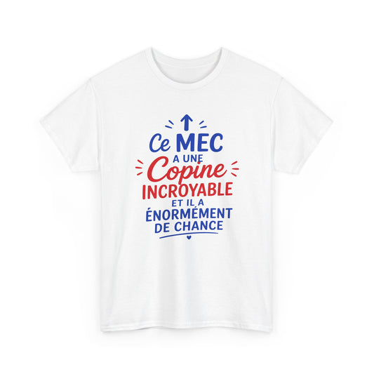 Tee-Shirt Humour Couple Homme – Ce Mec A Une Copine Incroyable  – Cadeau Petit Ami Homme Adulte