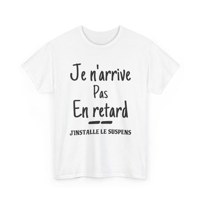 Tee shirt Unisex Je n'arrive pas en retard j'installe le suspens idée cadeau humour drôle amusant