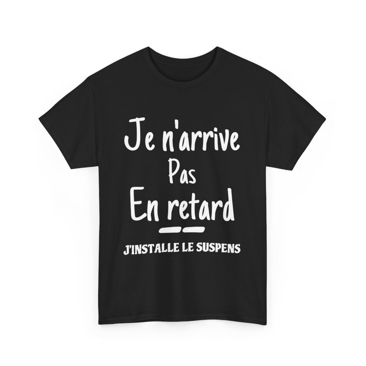 Tee shirt Unisex Je n'arrive pas en retard j'installe le suspens idée cadeau humour drôle amusant