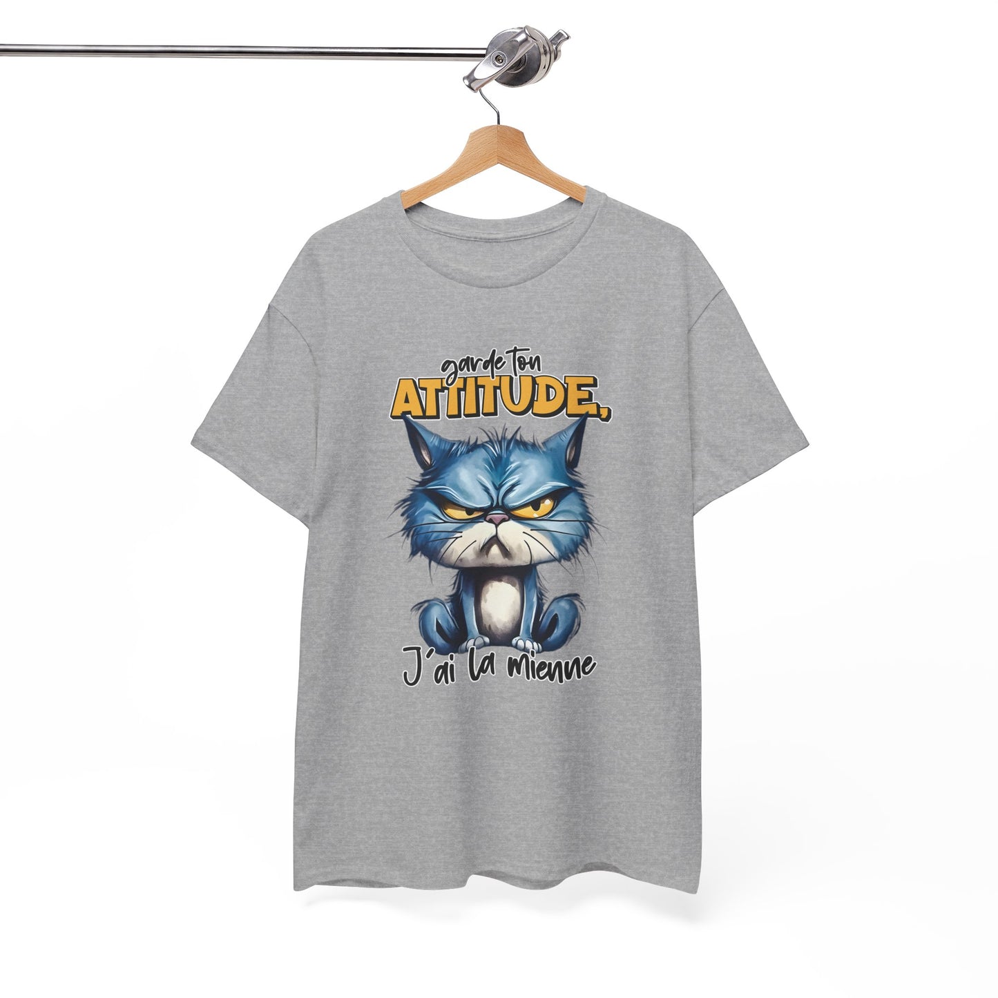 Tee Shirt Garde Ton Attitude J’Ai La Mienne – T-Shirt Chat Humour Drôle – Cadeau Homme Femme Amateur de Chats