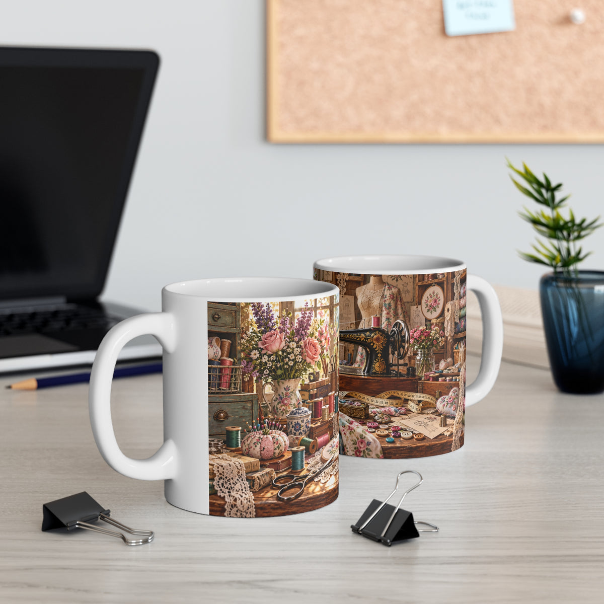 Mug Atelier de Couture Vintage – Tasse Machine à Coudre, Fleurs, Dentelle et Accessoires – Cadeau Original Couturière